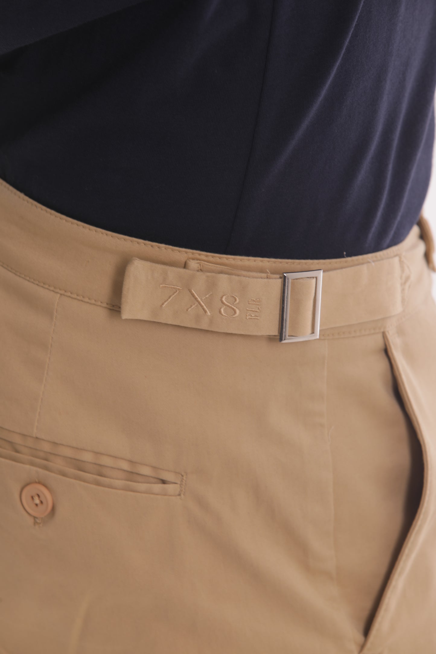 PANTALONE DETTAGLIO CINTURINI SUI FIANCHI