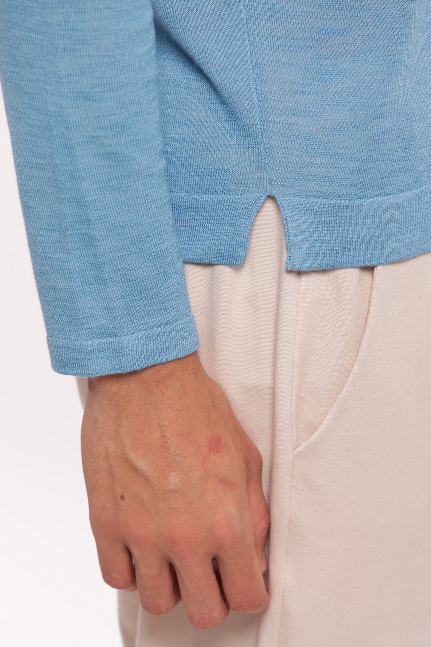 MAGLIA SCOLLO A V IN MISTO VISCOSA