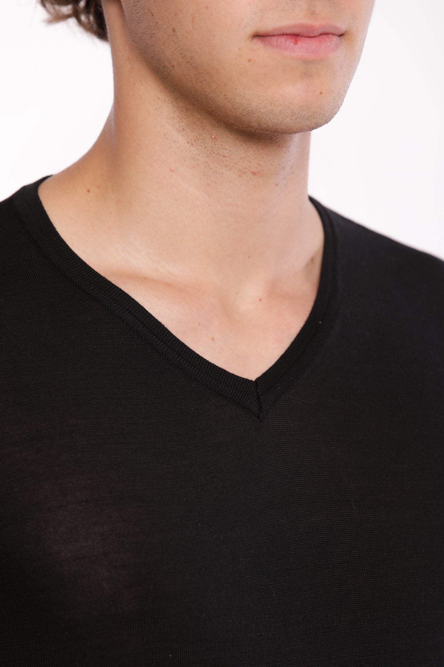 MAGLIA SCOLLO A V CON LYOCELL