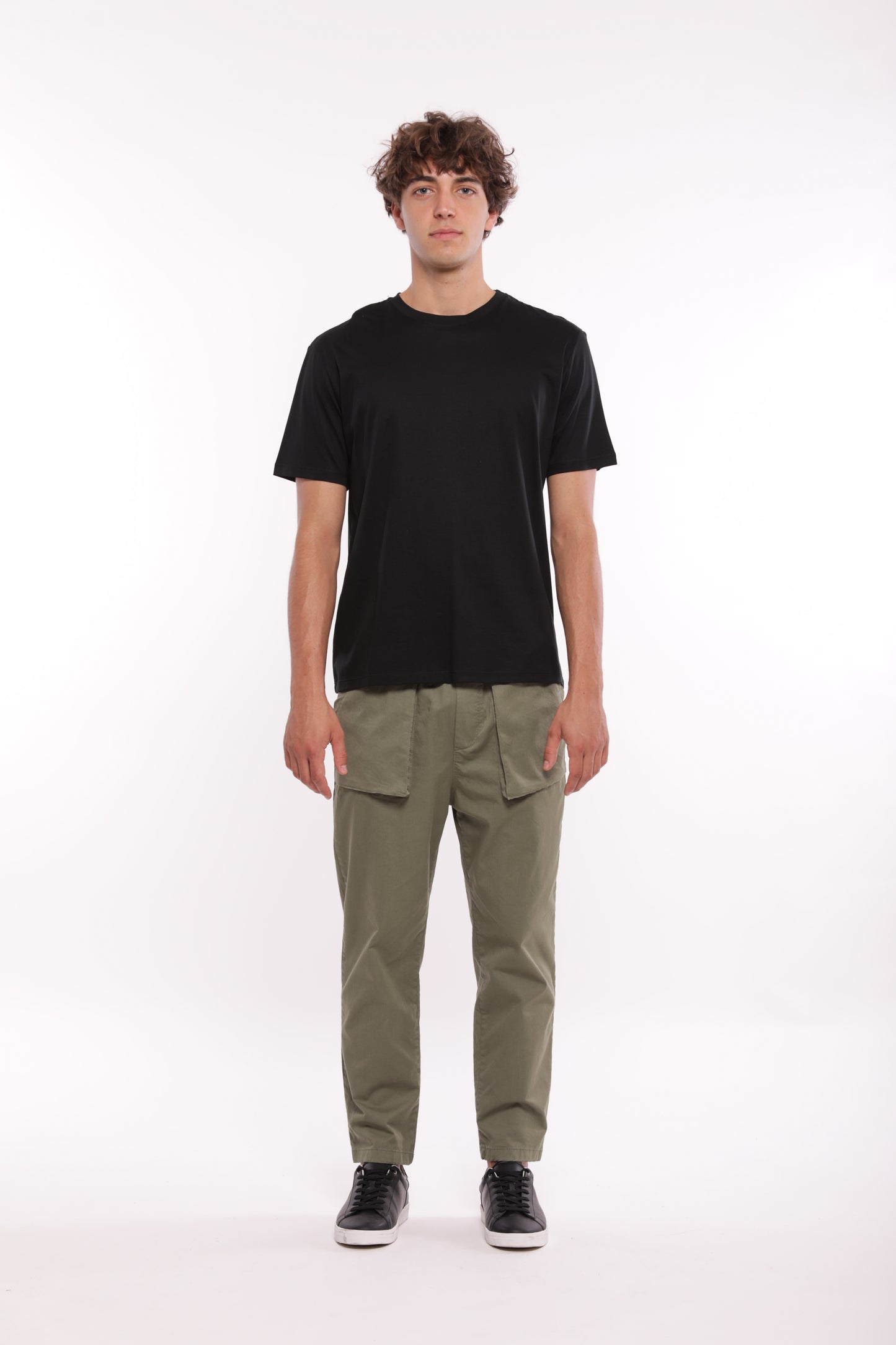 PANTALONI CON TASCONE IN GABARDINA