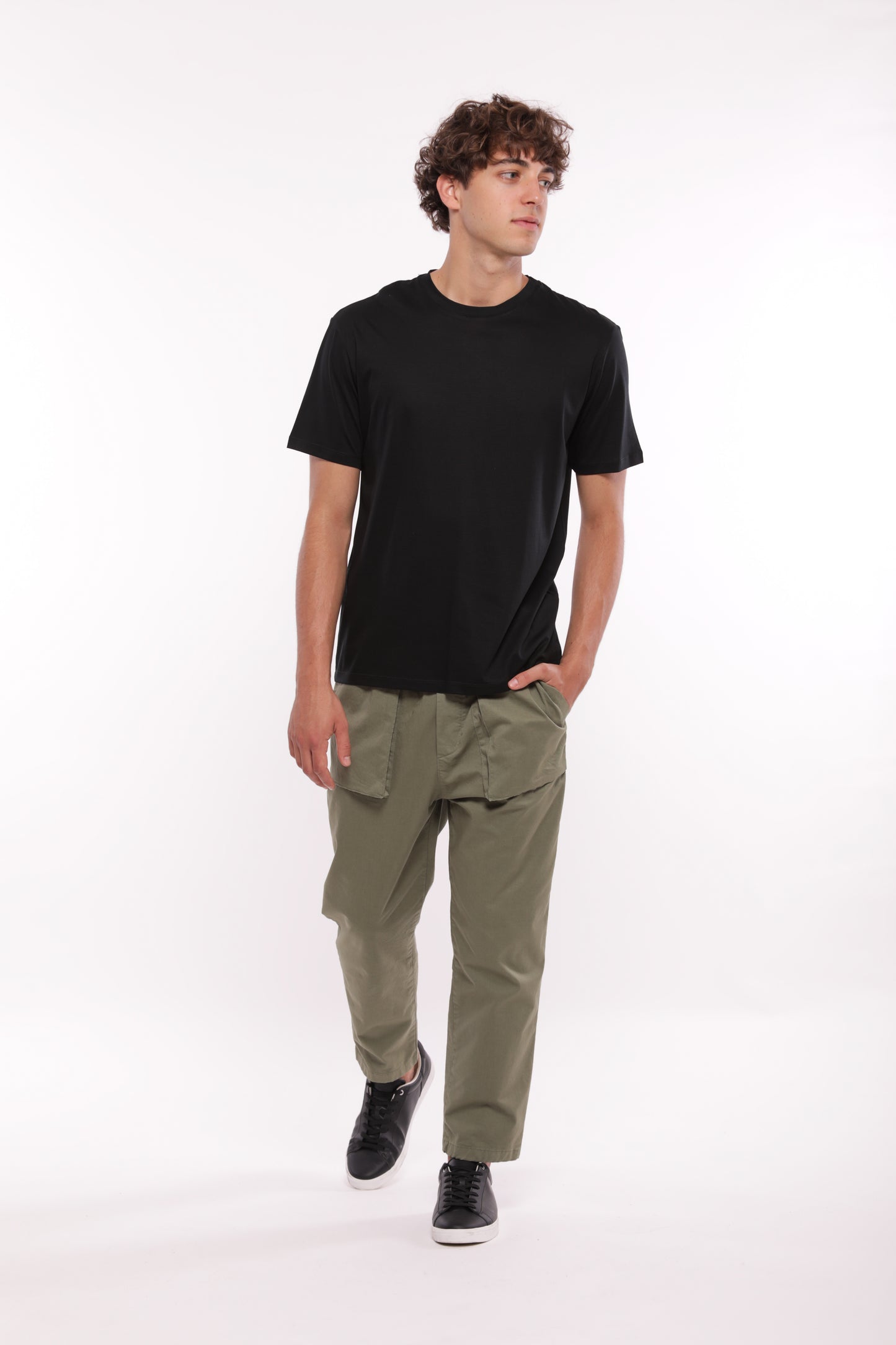 PANTALONI CON TASCONE IN GABARDINA