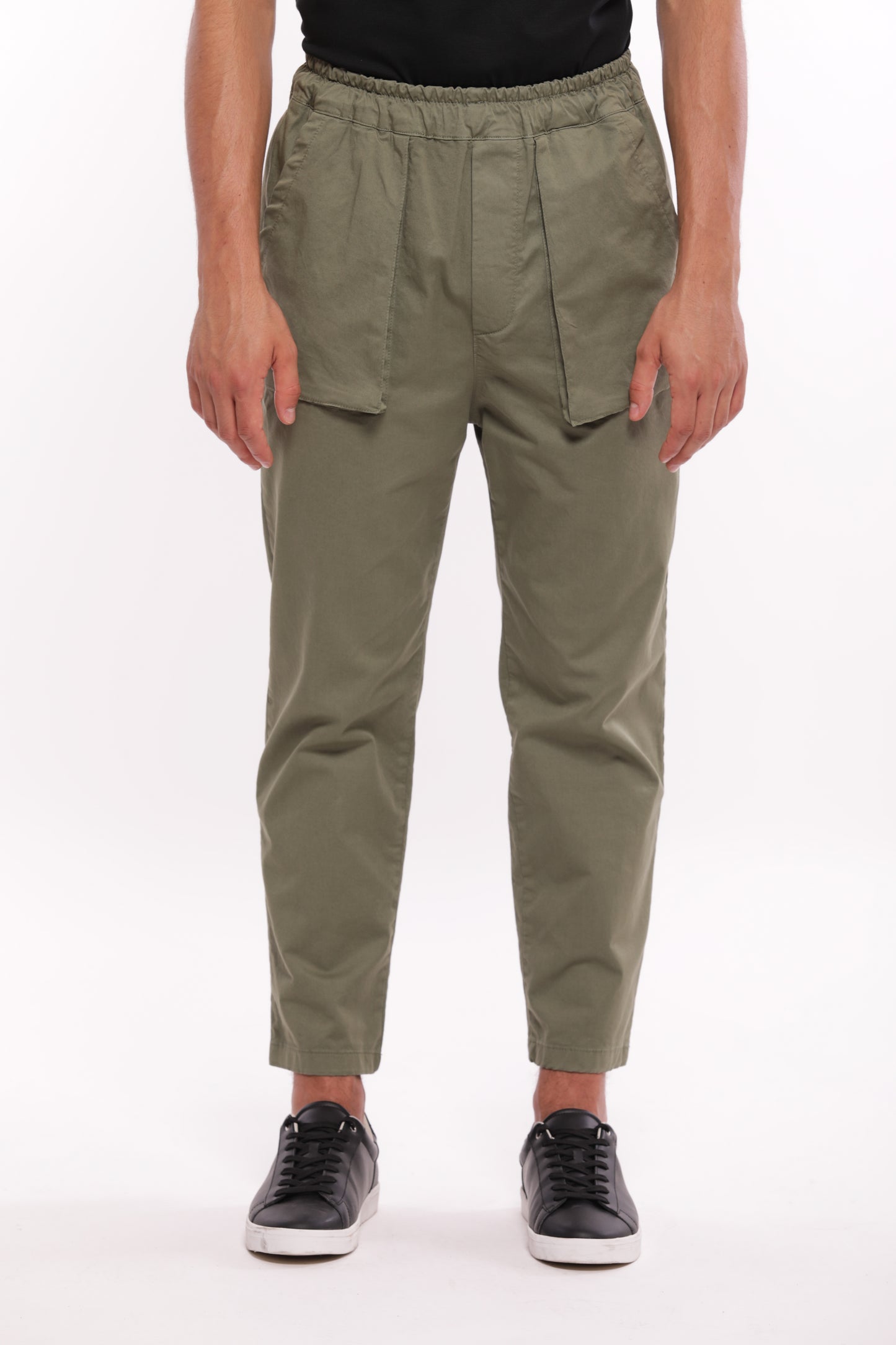 PANTALONI CON TASCONE IN GABARDINA