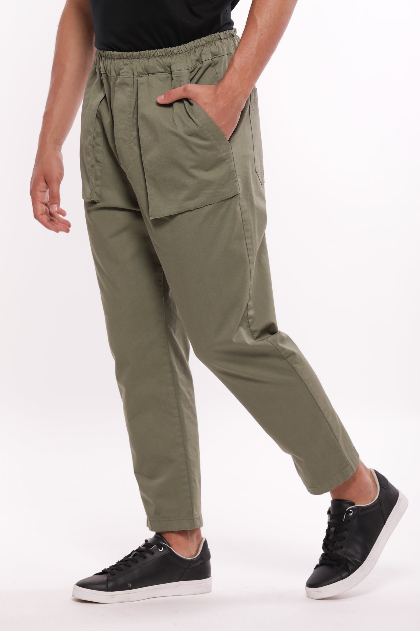 PANTALONI CON TASCONE IN GABARDINA