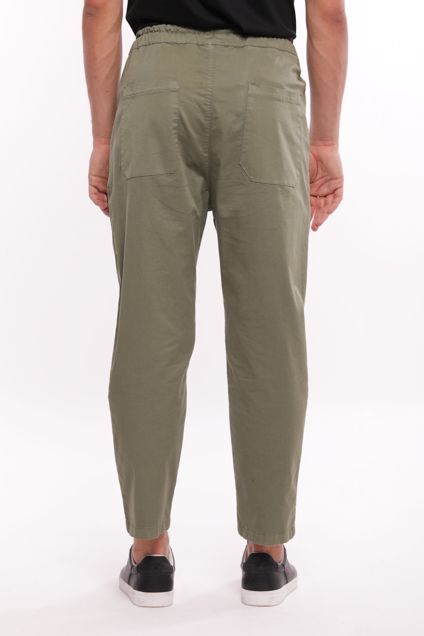 PANTALONI CON TASCONE IN GABARDINA