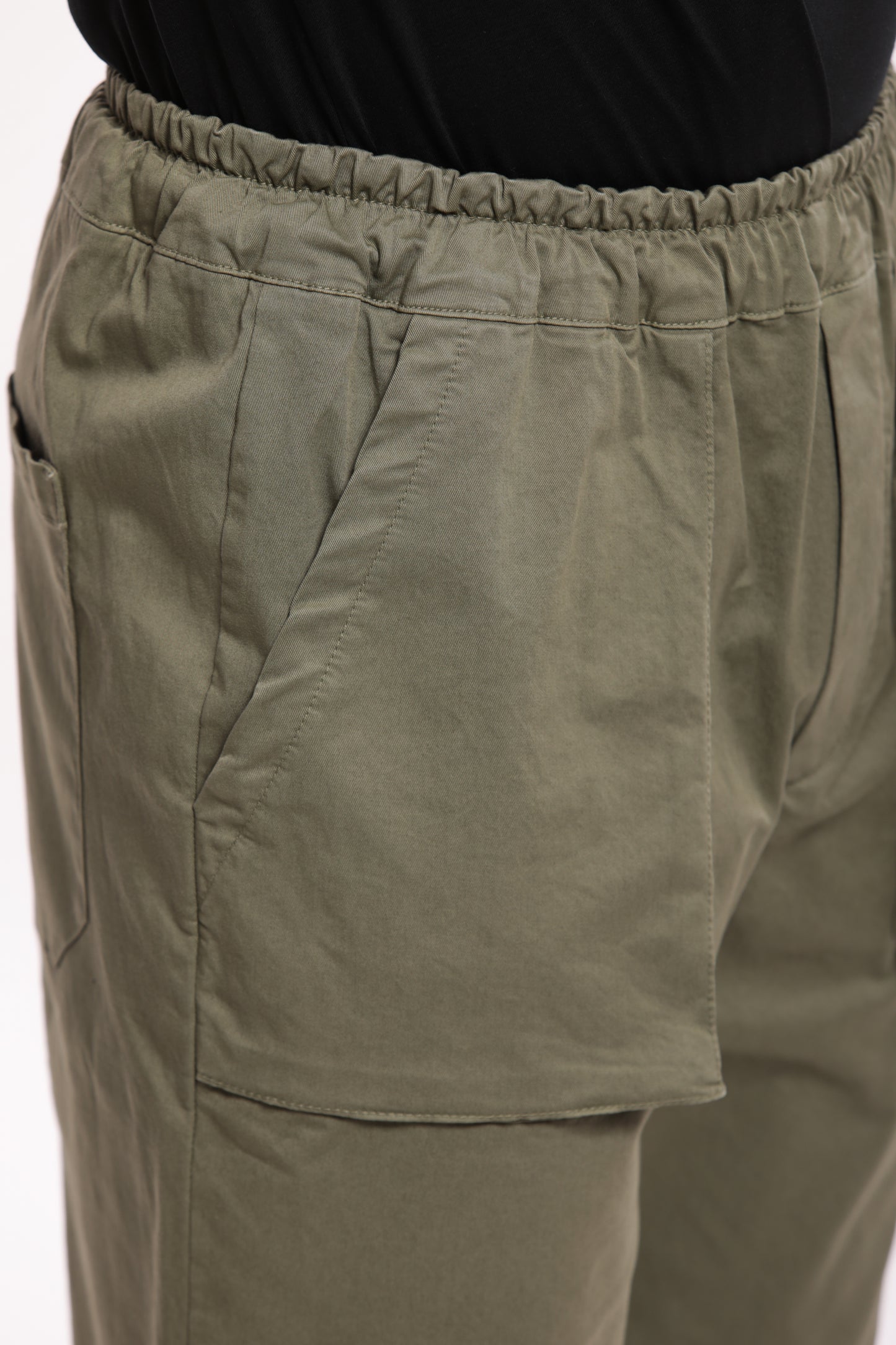 PANTALONI CON TASCONE IN GABARDINA
