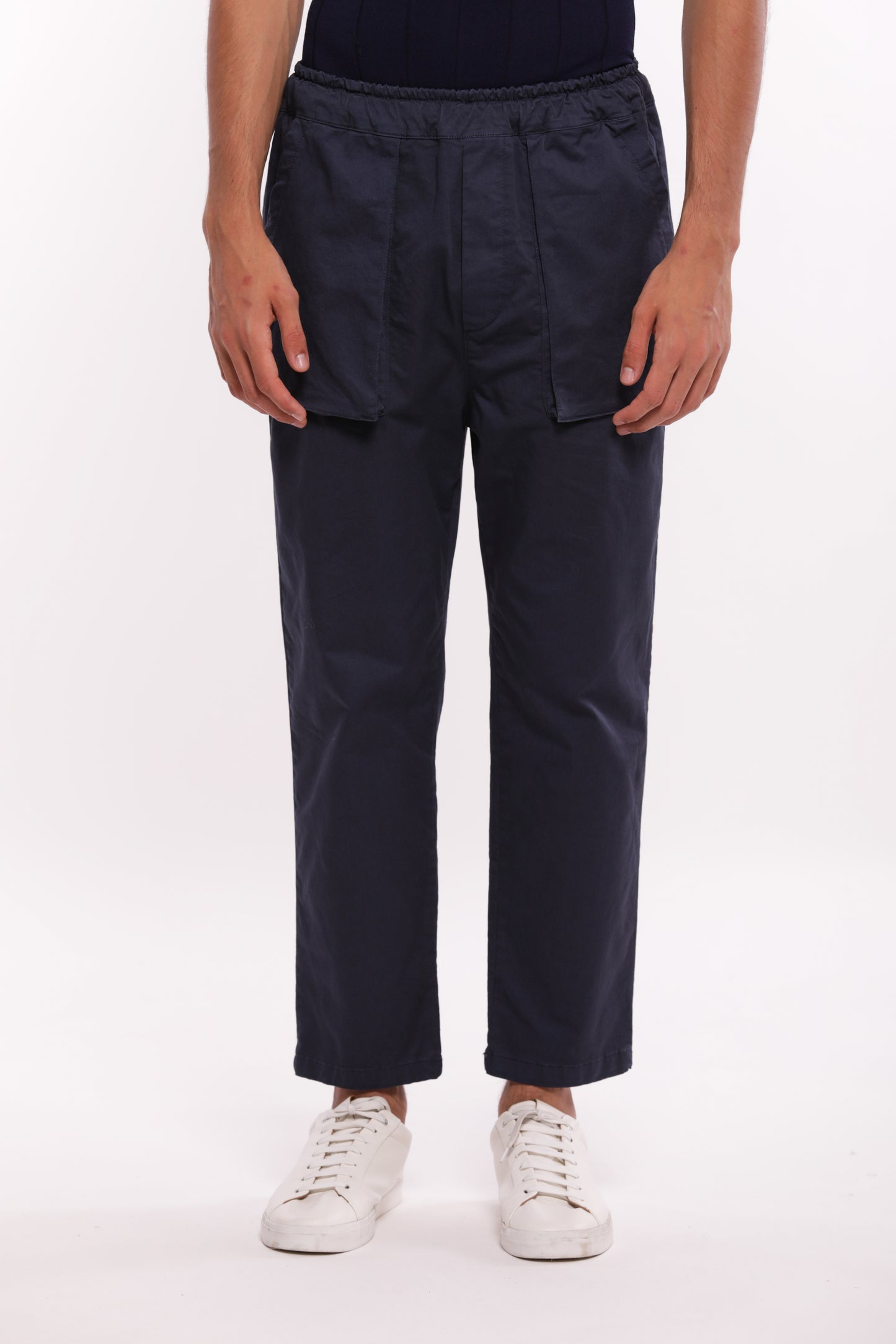 PANTALONI CON TASCONE IN GABARDINA