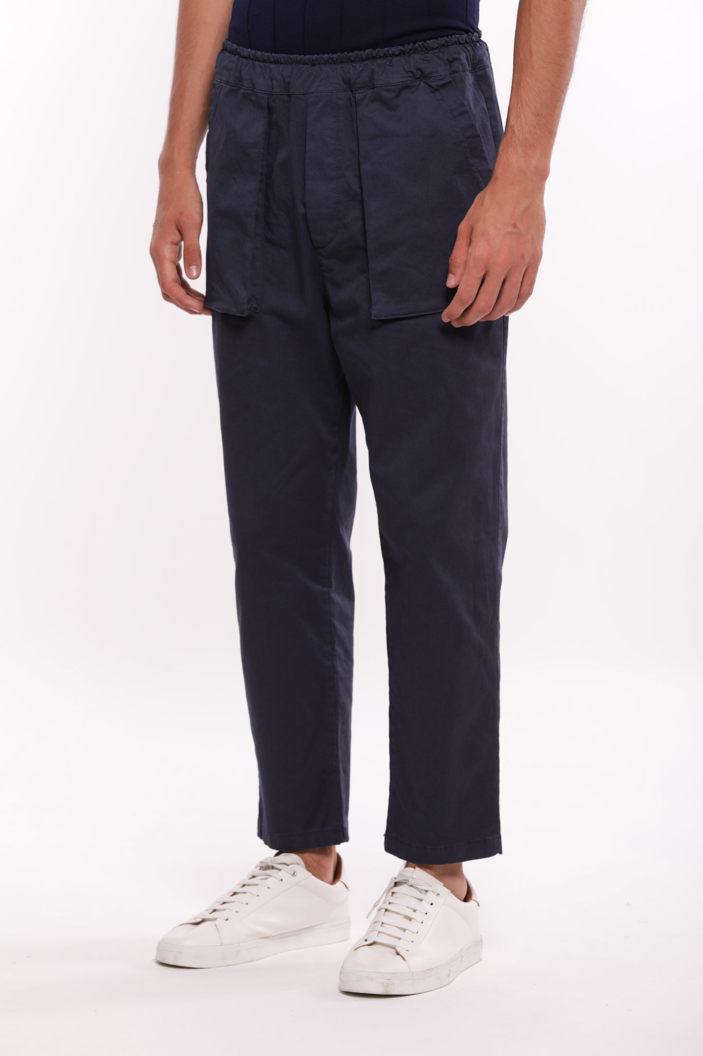 PANTALONI CON TASCONE IN GABARDINA