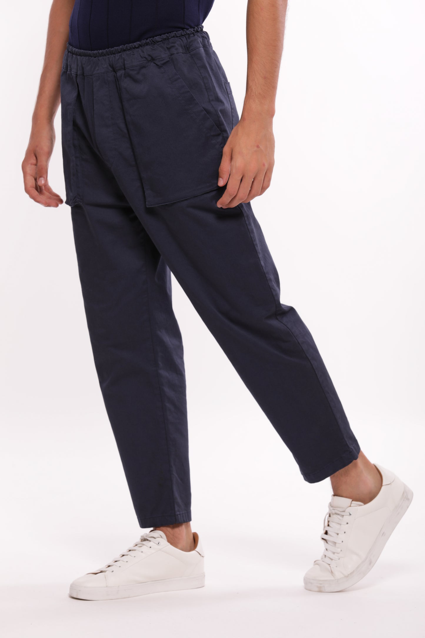 PANTALONI CON TASCONE IN GABARDINA