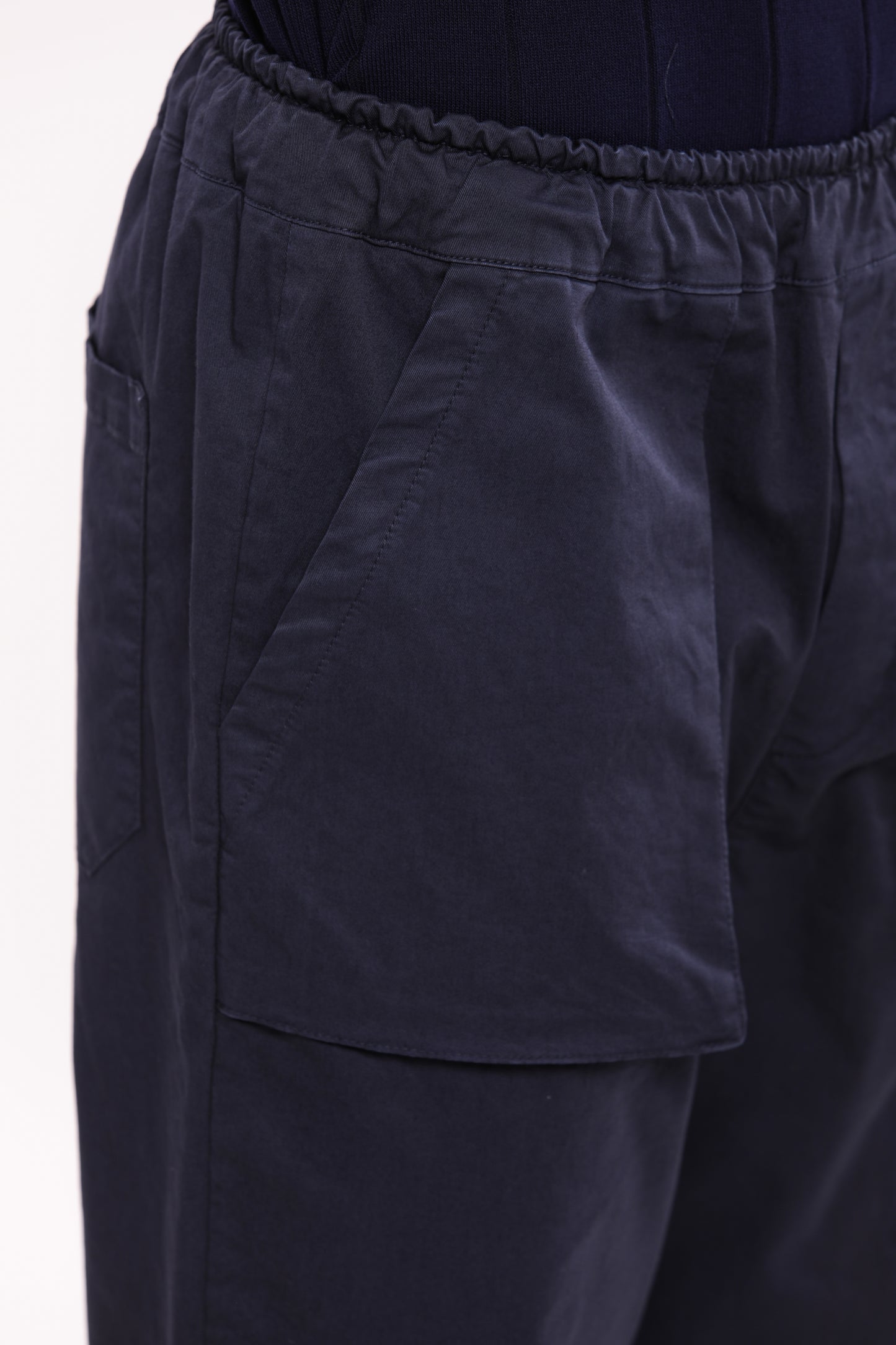 PANTALONI CON TASCONE IN GABARDINA