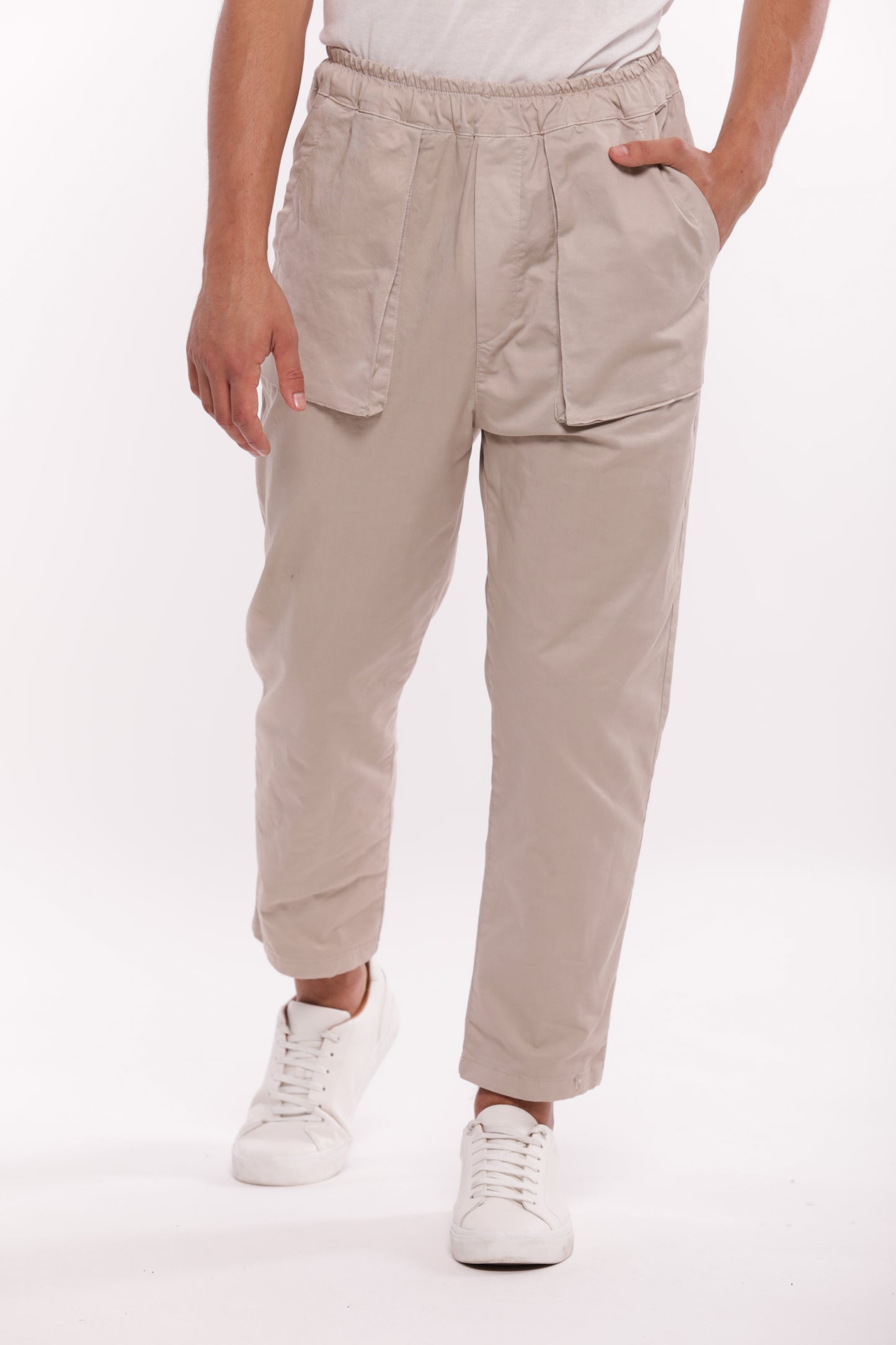 PANTALONI CON TASCONE IN GABARDINA
