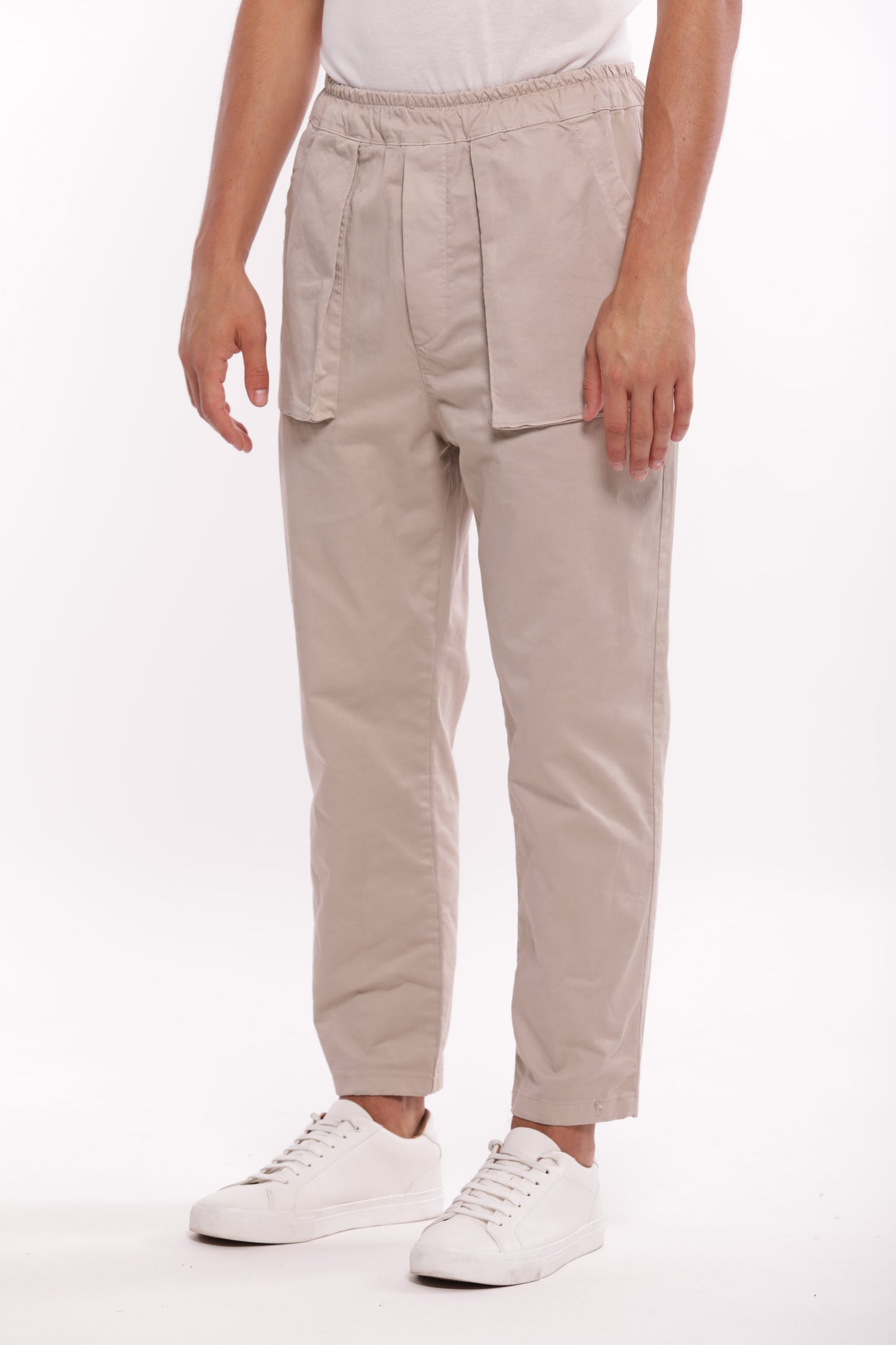 PANTALONI CON TASCONE IN GABARDINA