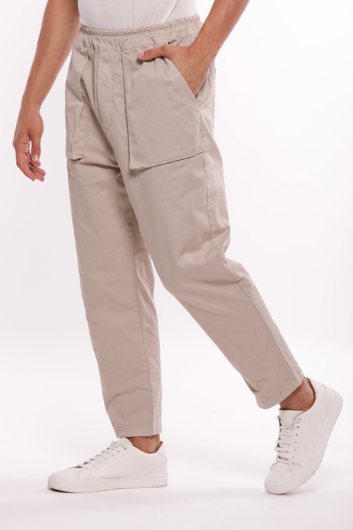 PANTALONI CON TASCONE IN GABARDINA