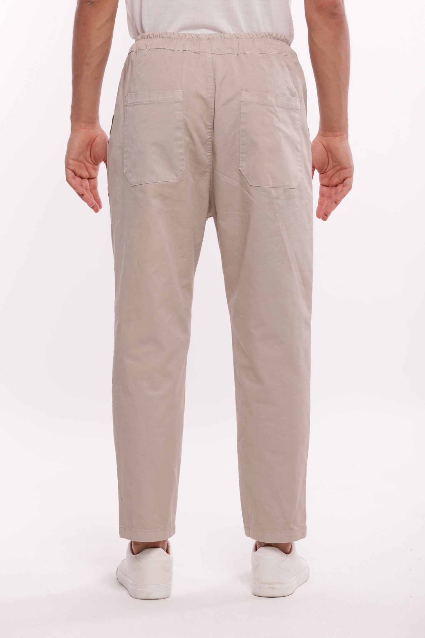 PANTALONI CON TASCONE IN GABARDINA