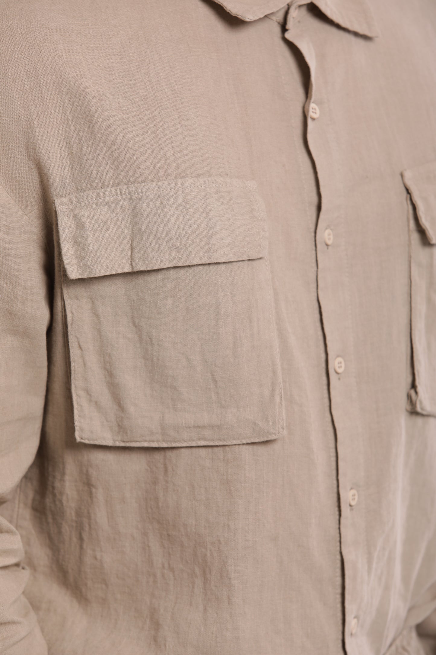 CAMICIA IN LINO CON TASCONI
