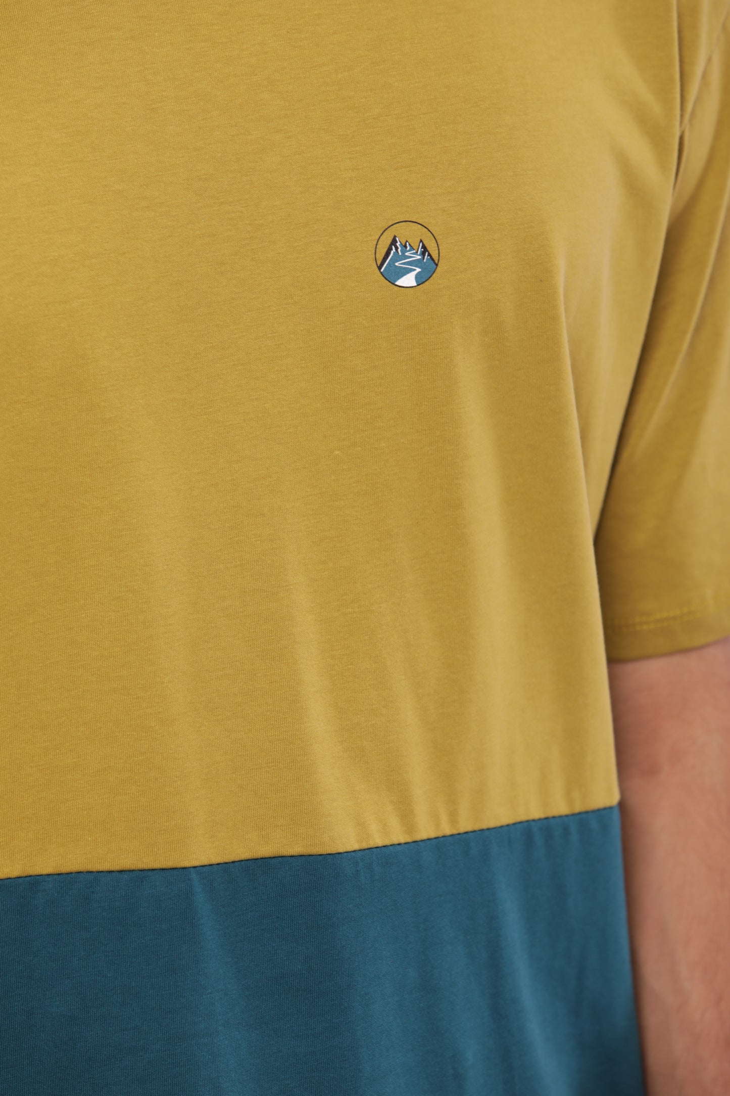 T-SHIRT OVER MONTAGNA