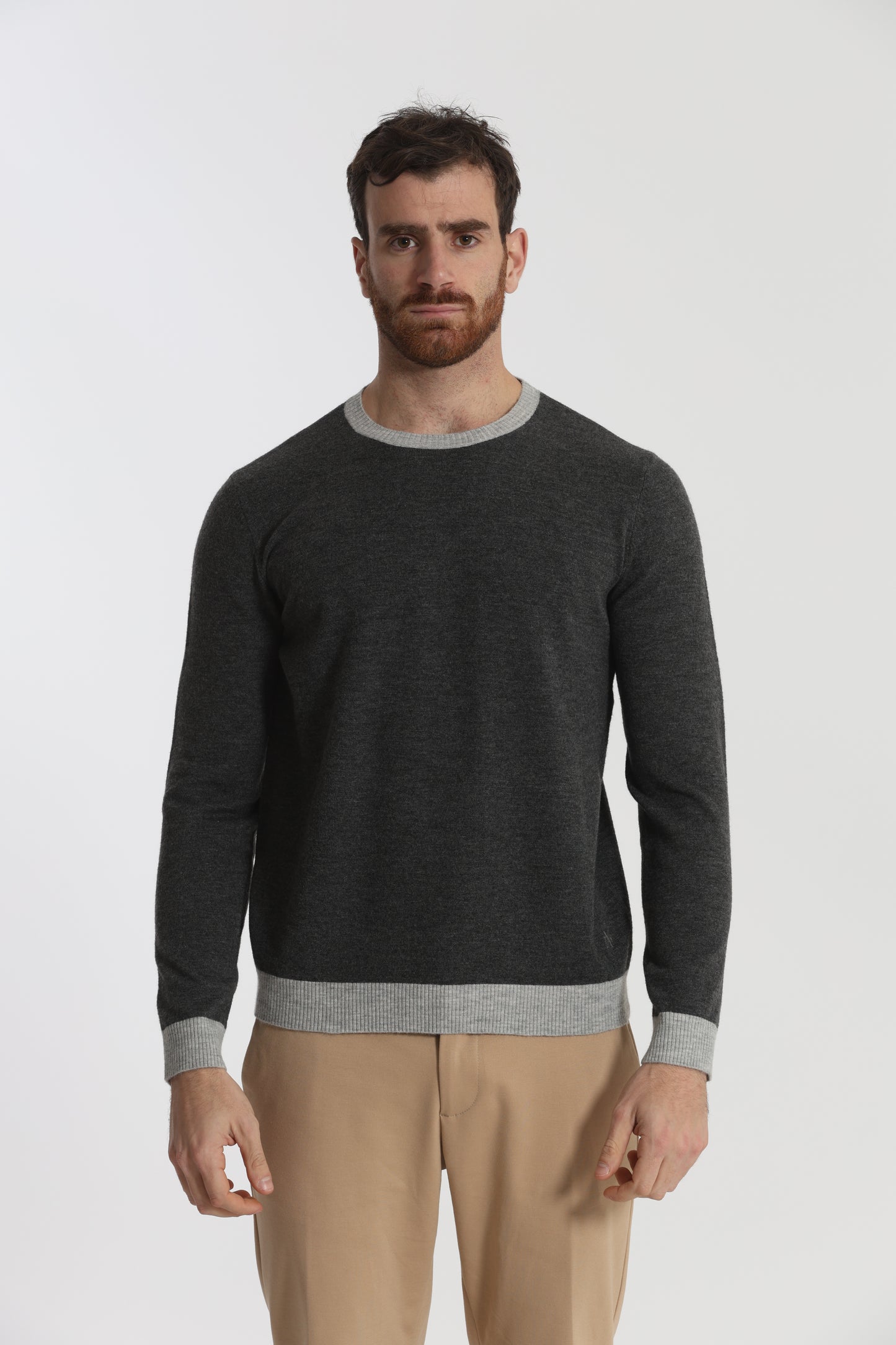 MAGLIA GIROCOLLO CON DETTAGLI A CONTRASTO