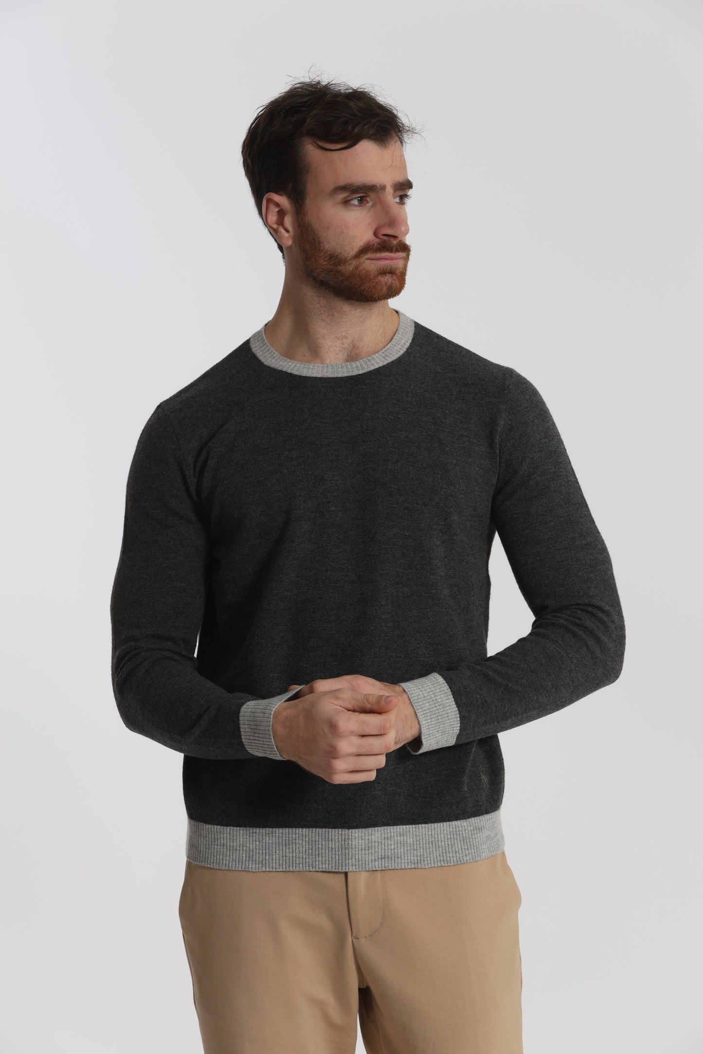 MAGLIA GIROCOLLO CON DETTAGLI A CONTRASTO