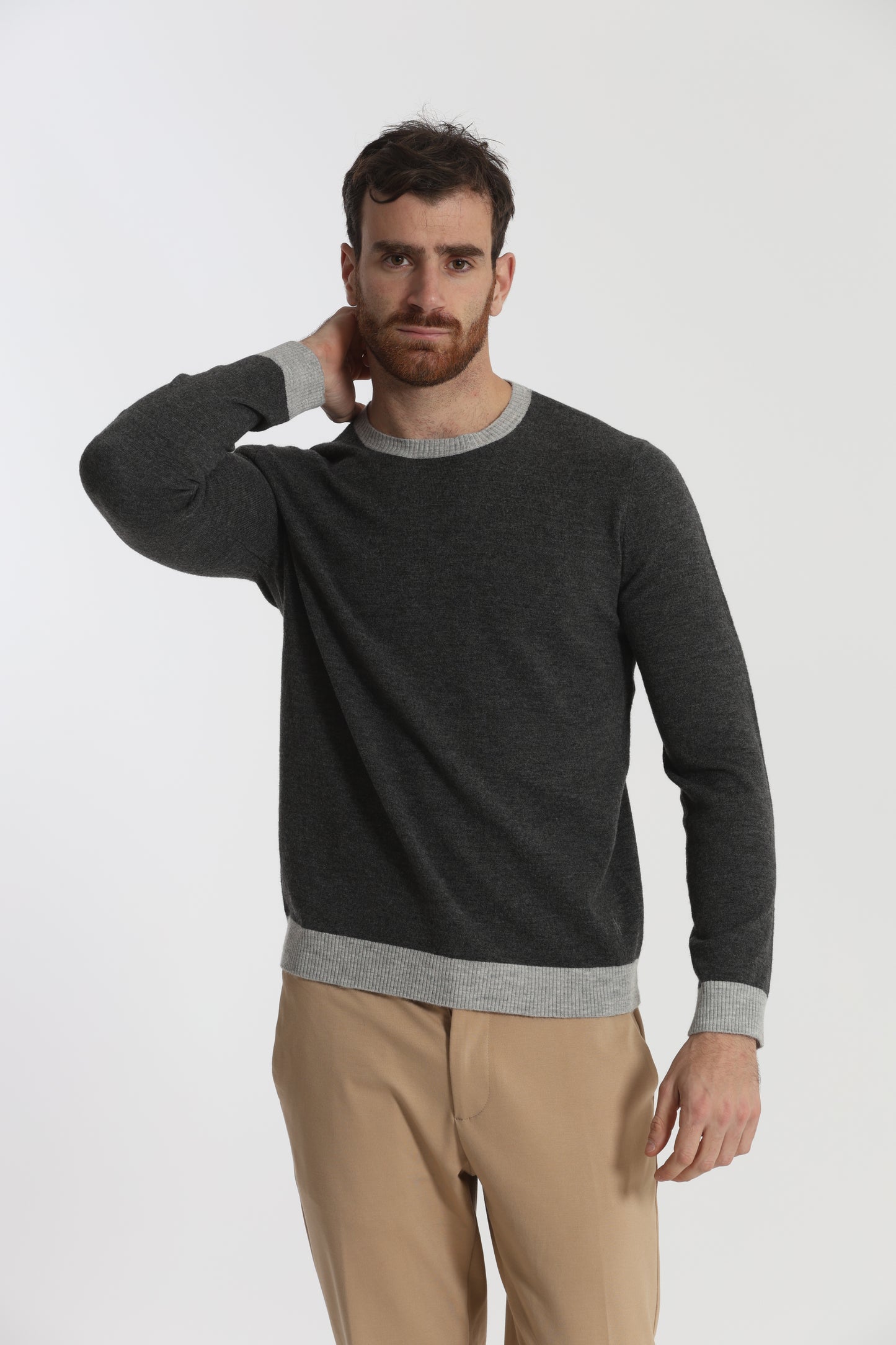 MAGLIA GIROCOLLO CON DETTAGLI A CONTRASTO