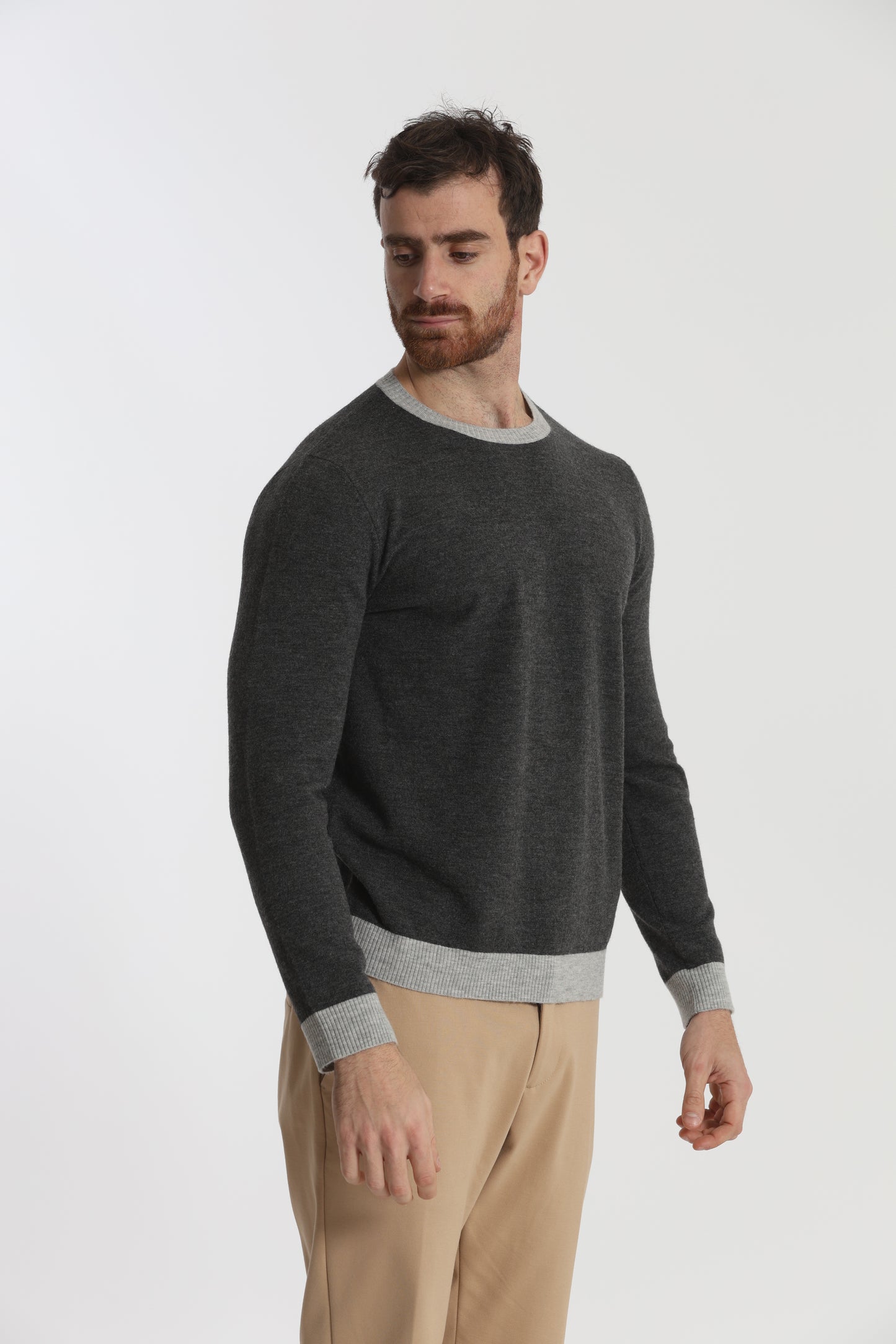 MAGLIA GIROCOLLO CON DETTAGLI A CONTRASTO