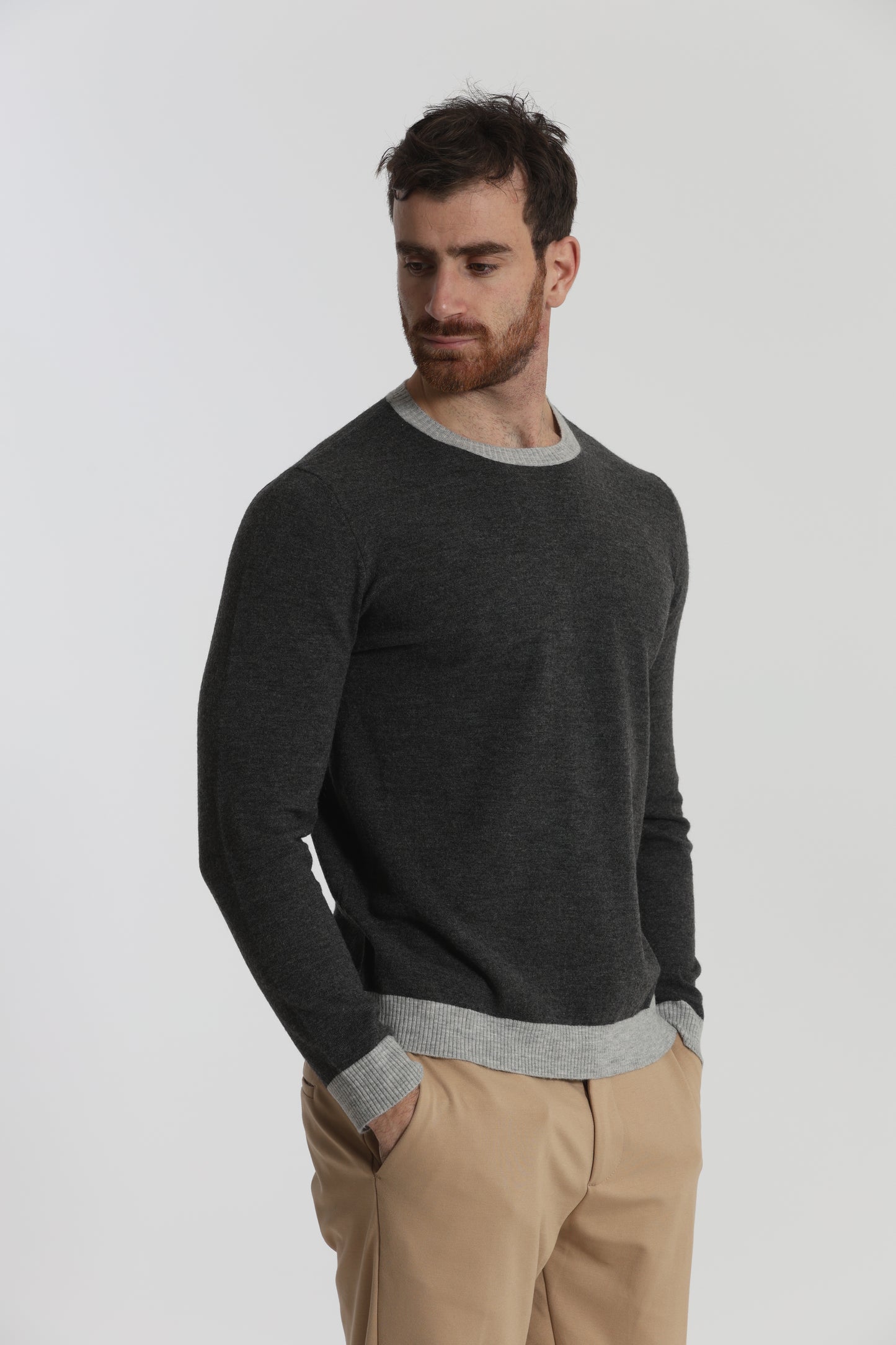 MAGLIA GIROCOLLO CON DETTAGLI A CONTRASTO