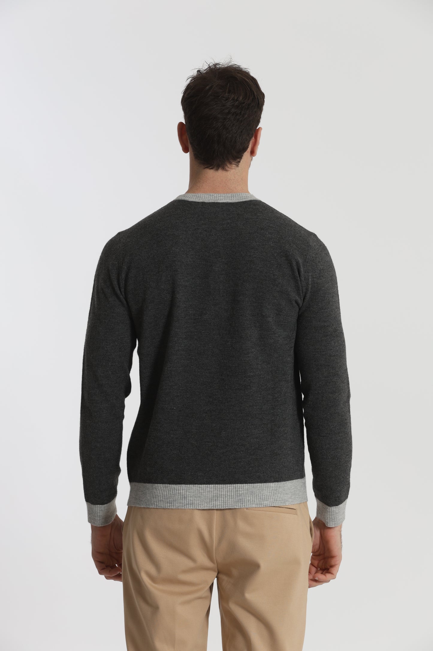 MAGLIA GIROCOLLO CON DETTAGLI A CONTRASTO