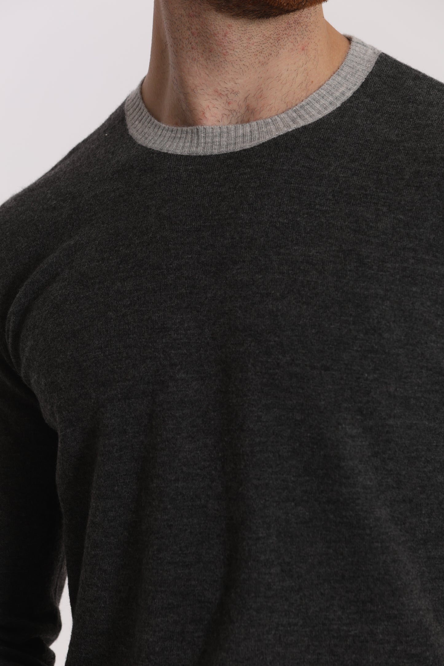 MAGLIA GIROCOLLO CON DETTAGLI A CONTRASTO