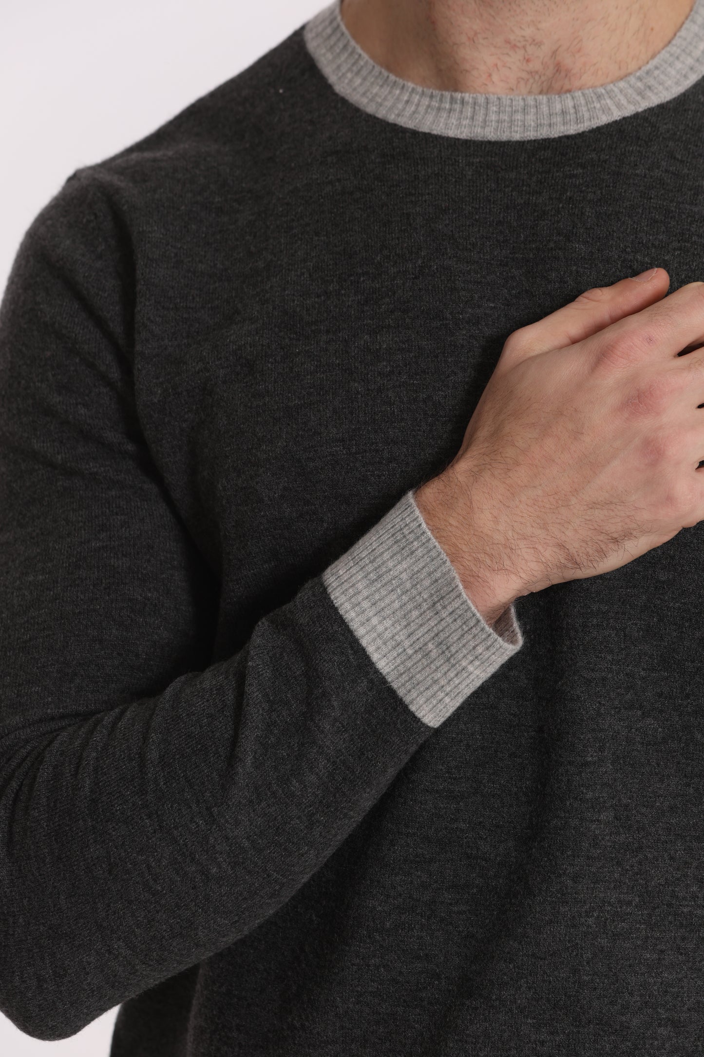MAGLIA GIROCOLLO CON DETTAGLI A CONTRASTO