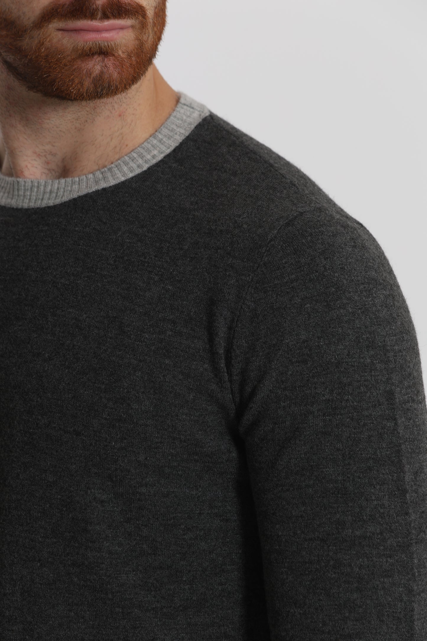 MAGLIA GIROCOLLO CON DETTAGLI A CONTRASTO