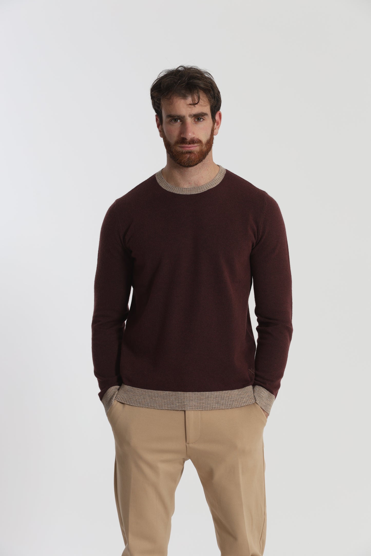 MAGLIA GIROCOLLO CON DETTAGLI A CONTRASTO