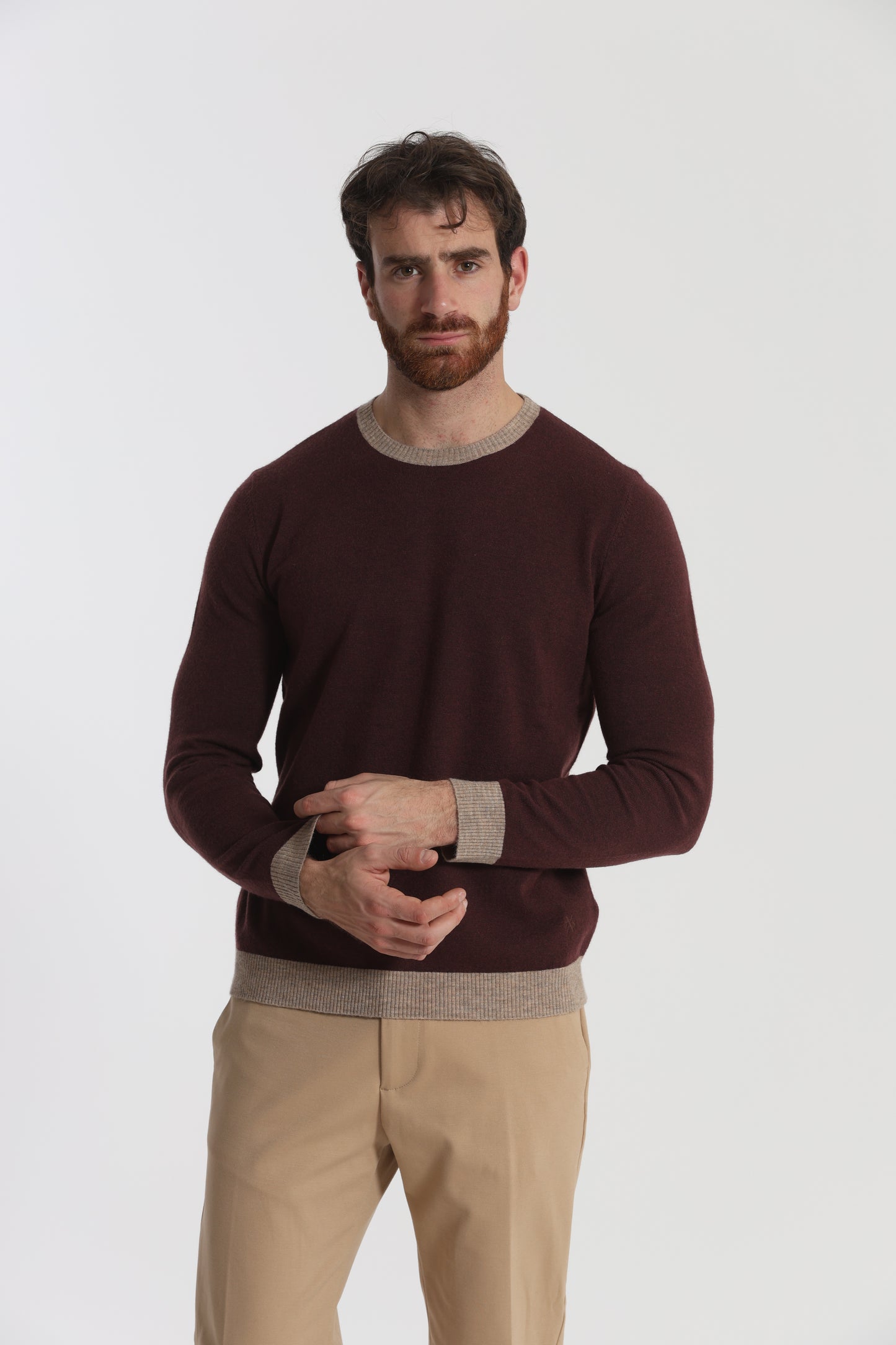 MAGLIA GIROCOLLO CON DETTAGLI A CONTRASTO