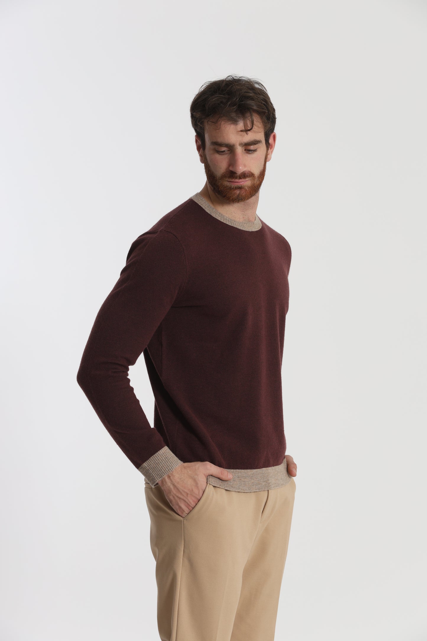 MAGLIA GIROCOLLO CON DETTAGLI A CONTRASTO