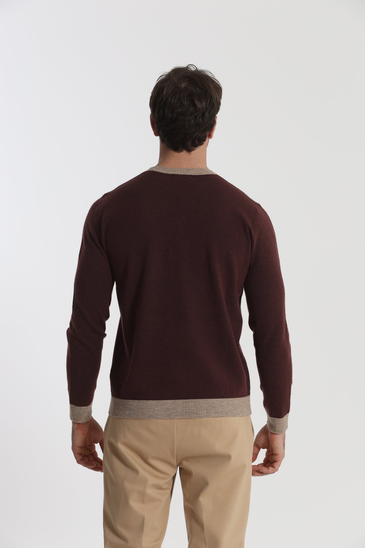 MAGLIA GIROCOLLO CON DETTAGLI A CONTRASTO