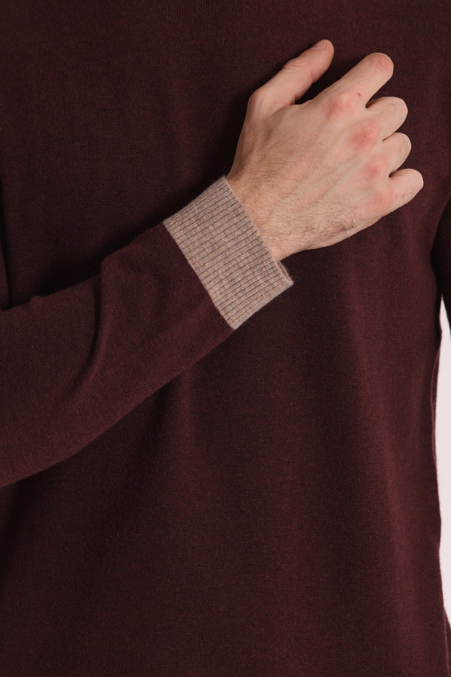 MAGLIA GIROCOLLO CON DETTAGLI A CONTRASTO