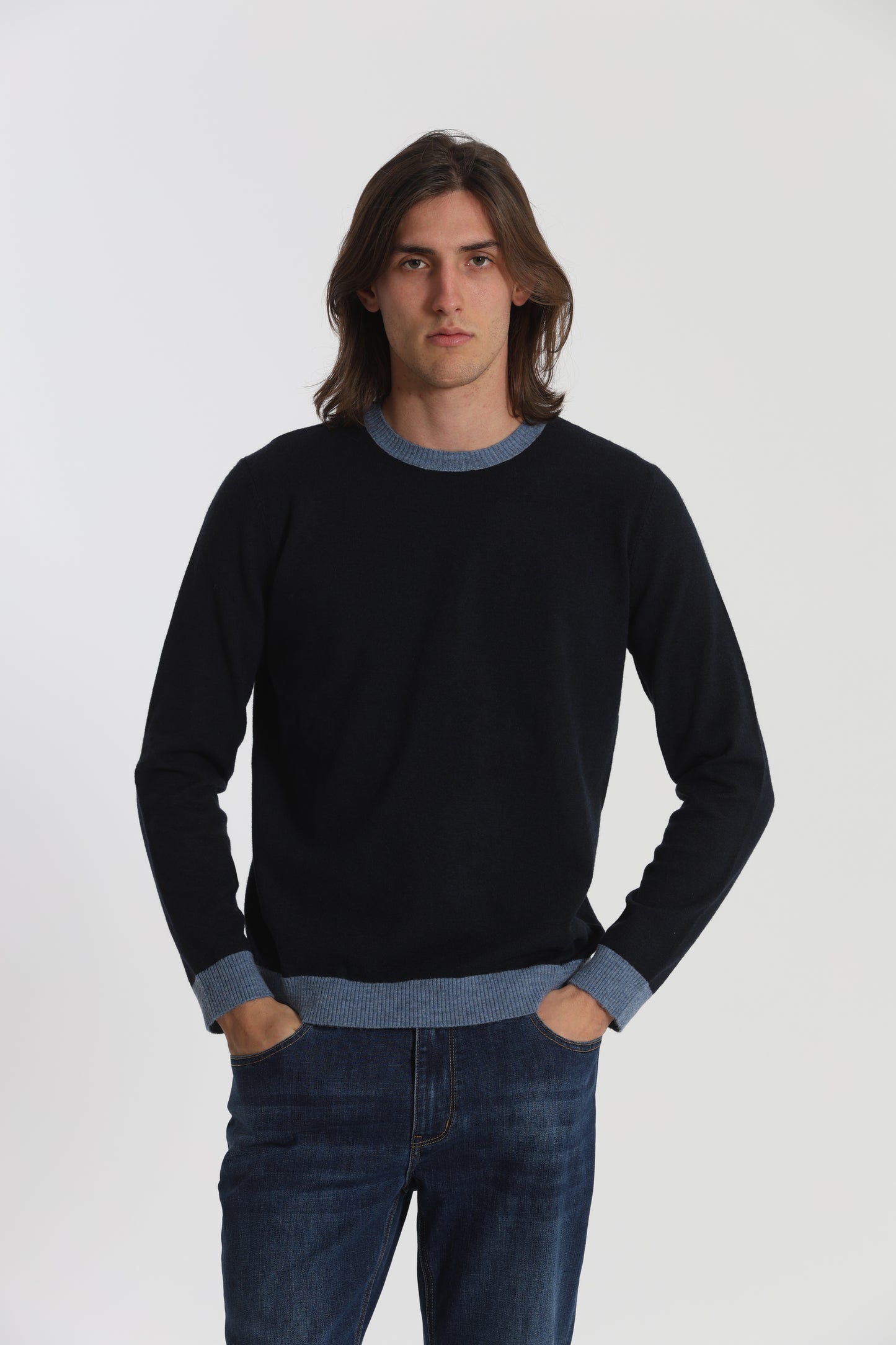 MAGLIA GIROCOLLO CON DETTAGLI A CONTRASTO