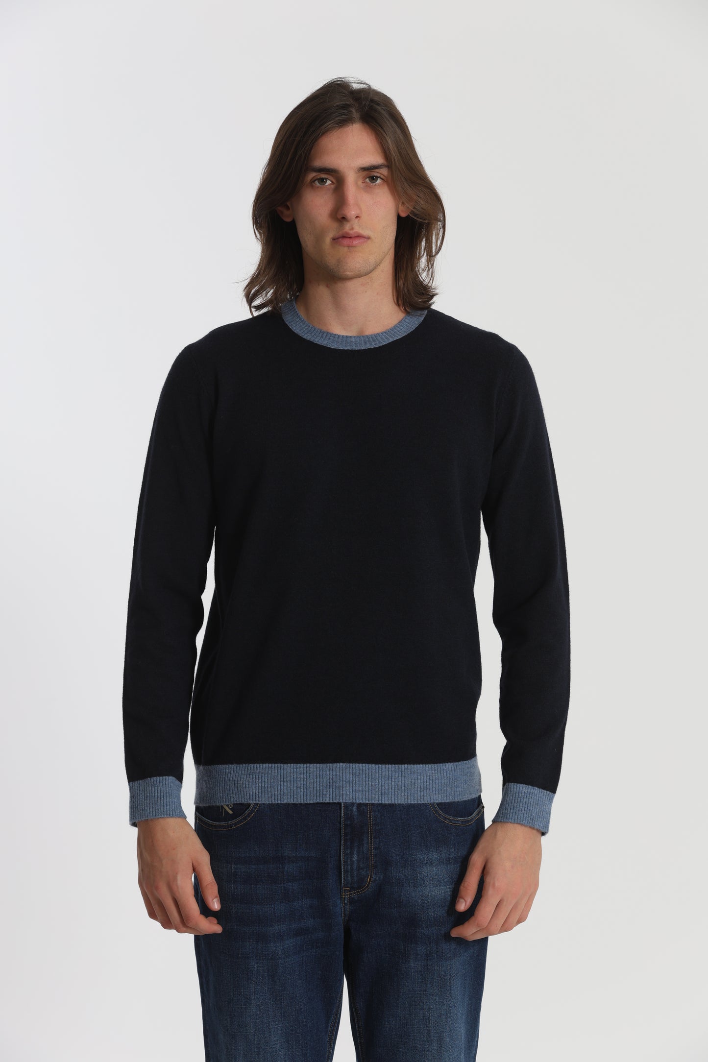 MAGLIA GIROCOLLO CON DETTAGLI A CONTRASTO