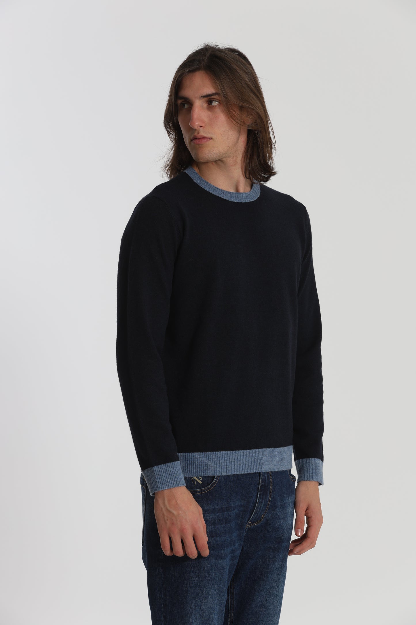 MAGLIA GIROCOLLO CON DETTAGLI A CONTRASTO