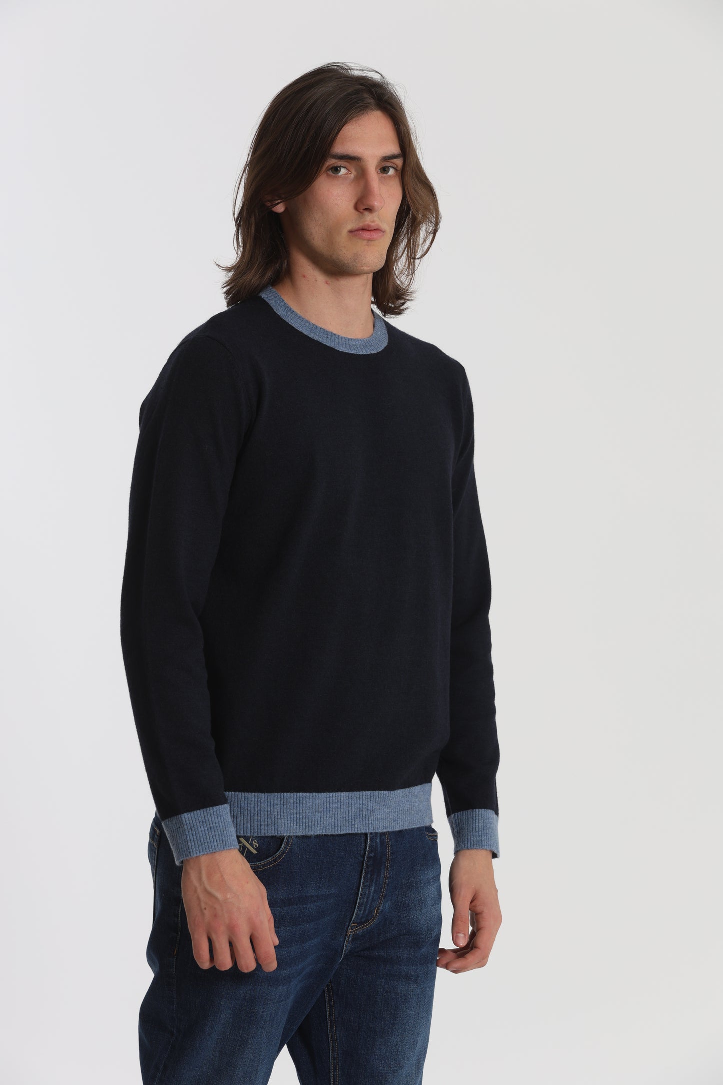 MAGLIA GIROCOLLO CON DETTAGLI A CONTRASTO