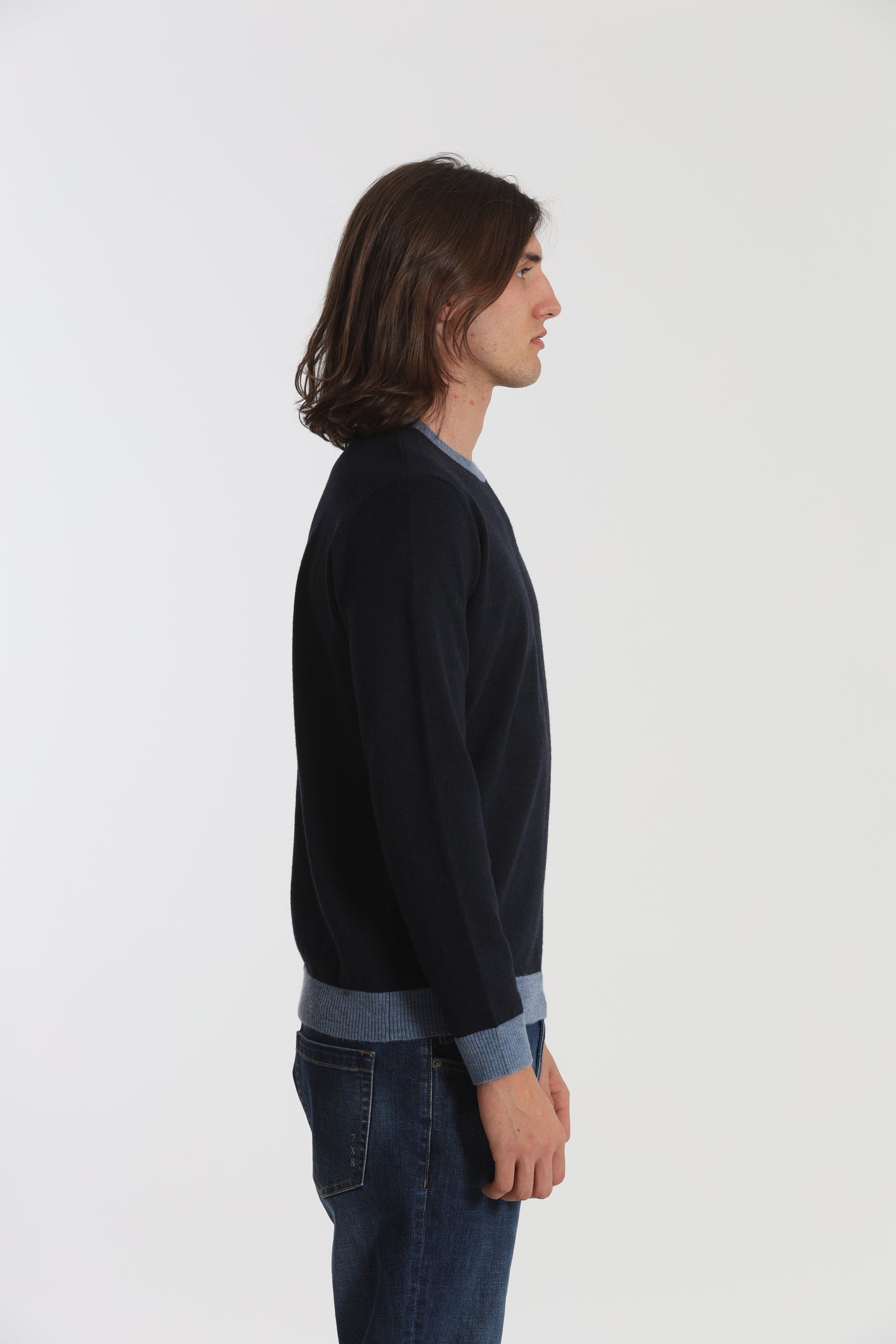 MAGLIA GIROCOLLO CON DETTAGLI A CONTRASTO