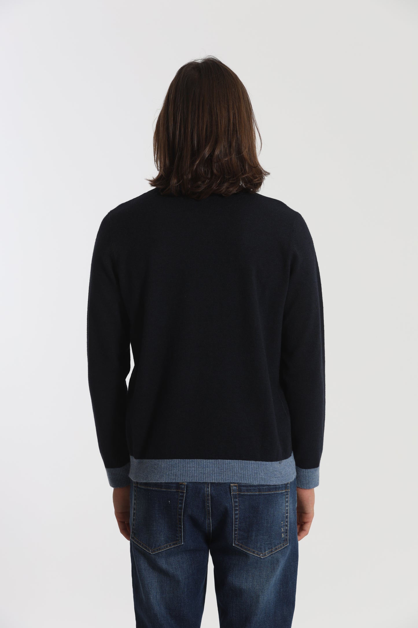 MAGLIA GIROCOLLO CON DETTAGLI A CONTRASTO