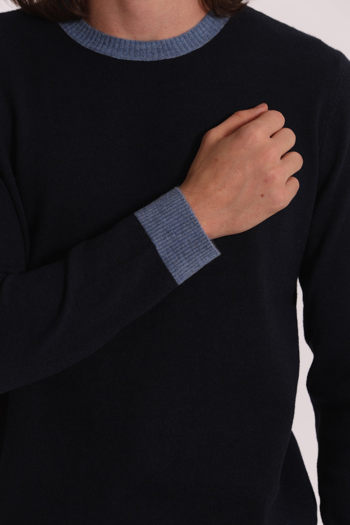MAGLIA GIROCOLLO CON DETTAGLI A CONTRASTO