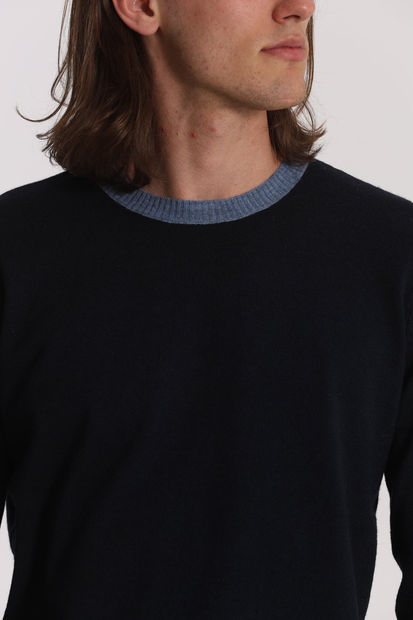 MAGLIA GIROCOLLO CON DETTAGLI A CONTRASTO