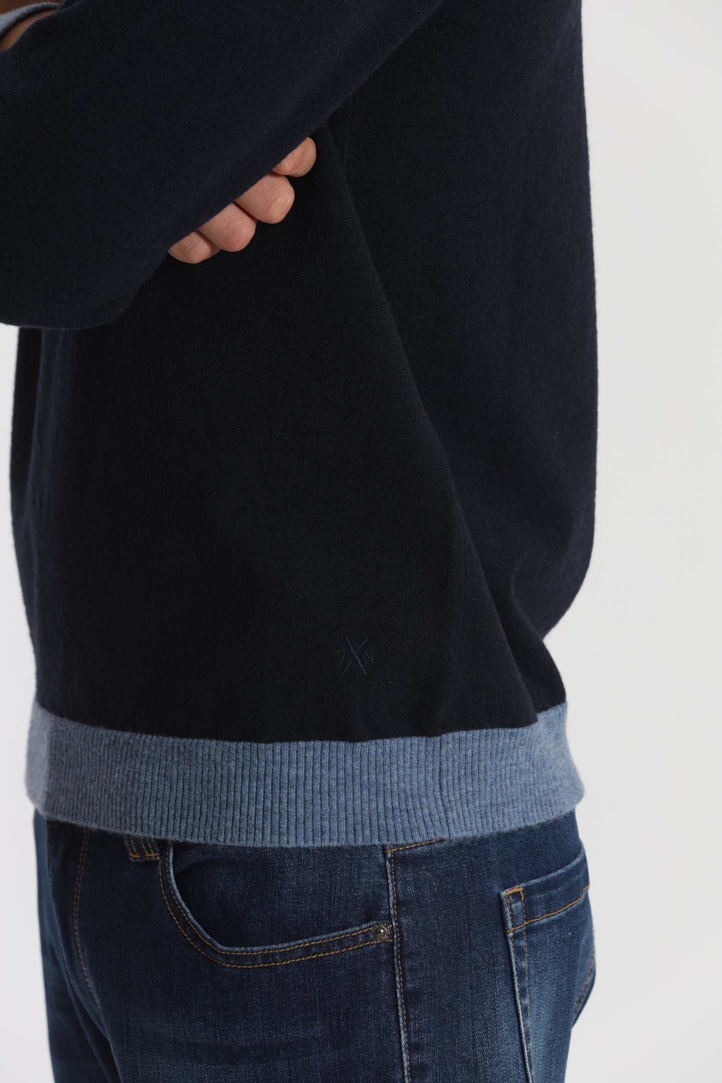 MAGLIA GIROCOLLO CON DETTAGLI A CONTRASTO