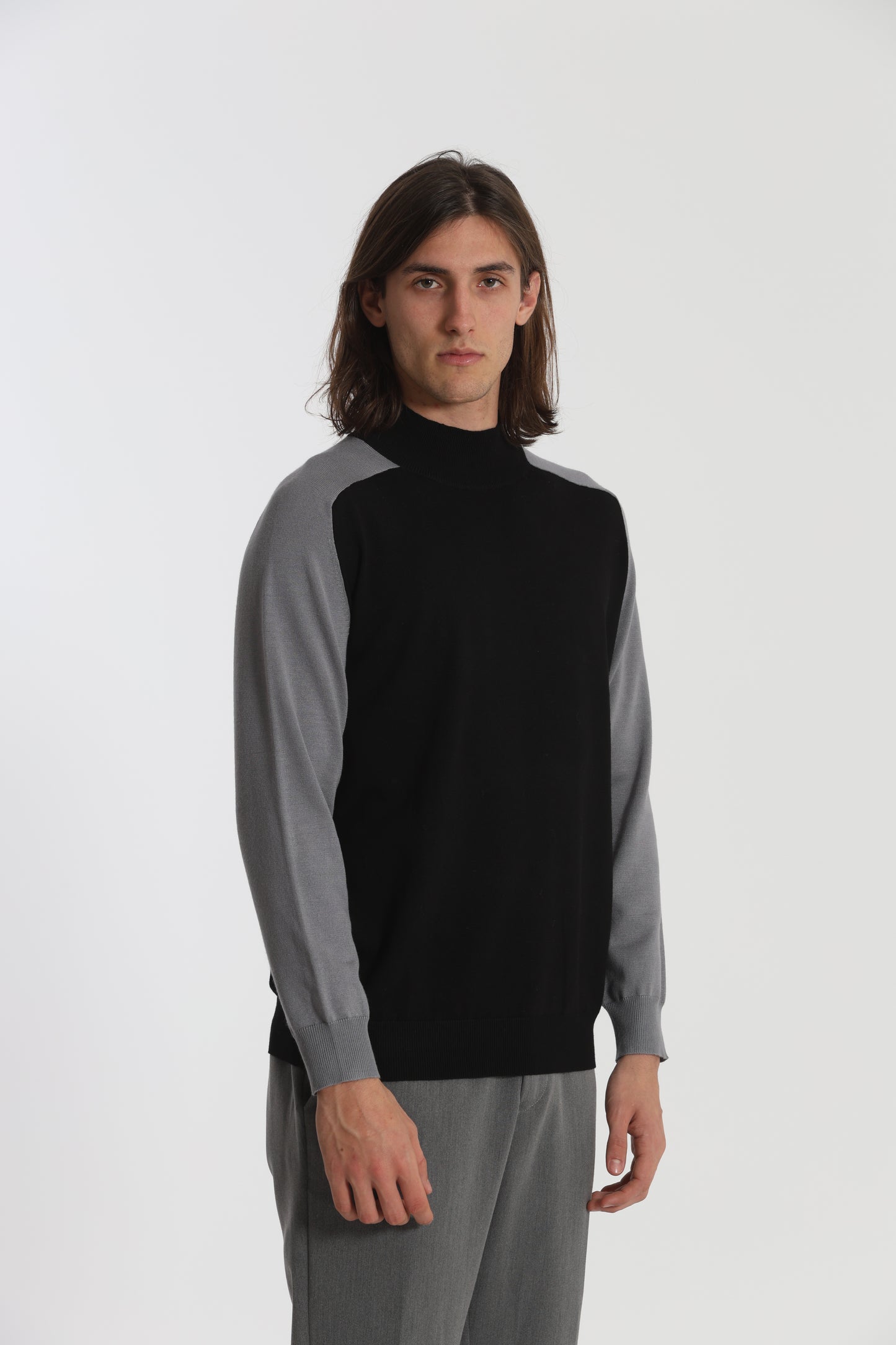 PULLOVER IN MAGLIA BICOLOR A MEZZO COLLO
