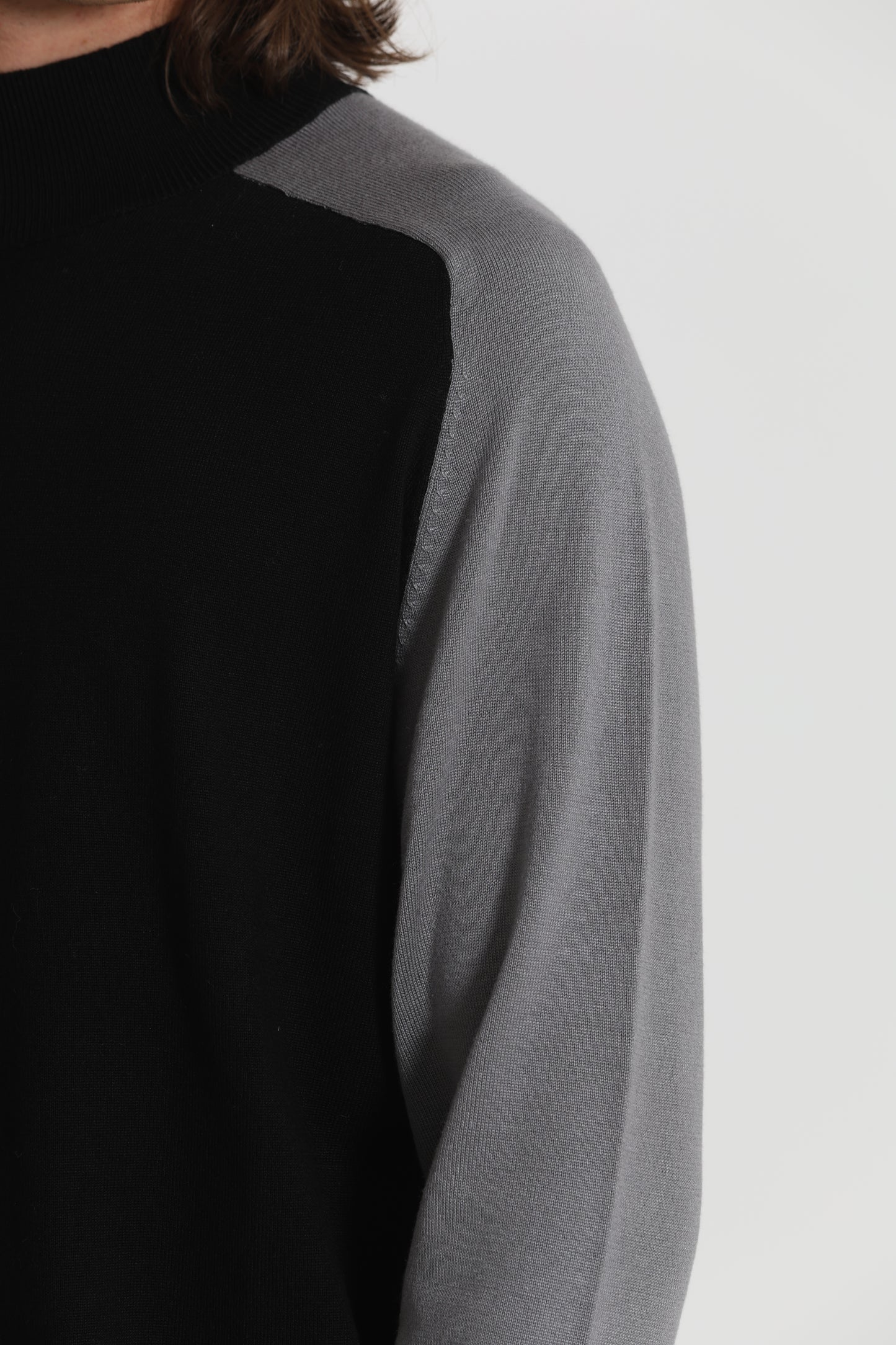 PULLOVER IN MAGLIA BICOLOR A MEZZO COLLO