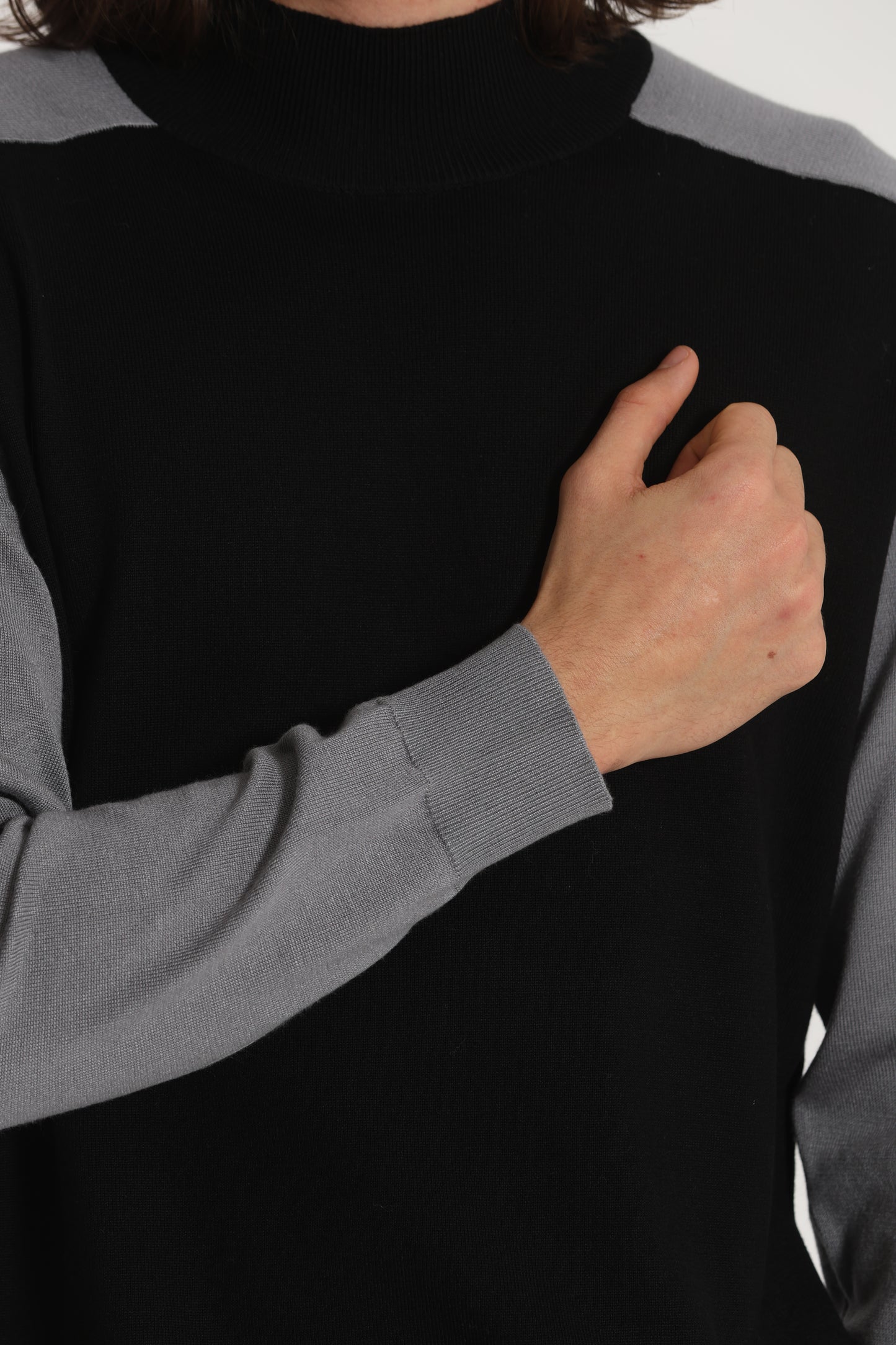 PULLOVER IN MAGLIA BICOLOR A MEZZO COLLO
