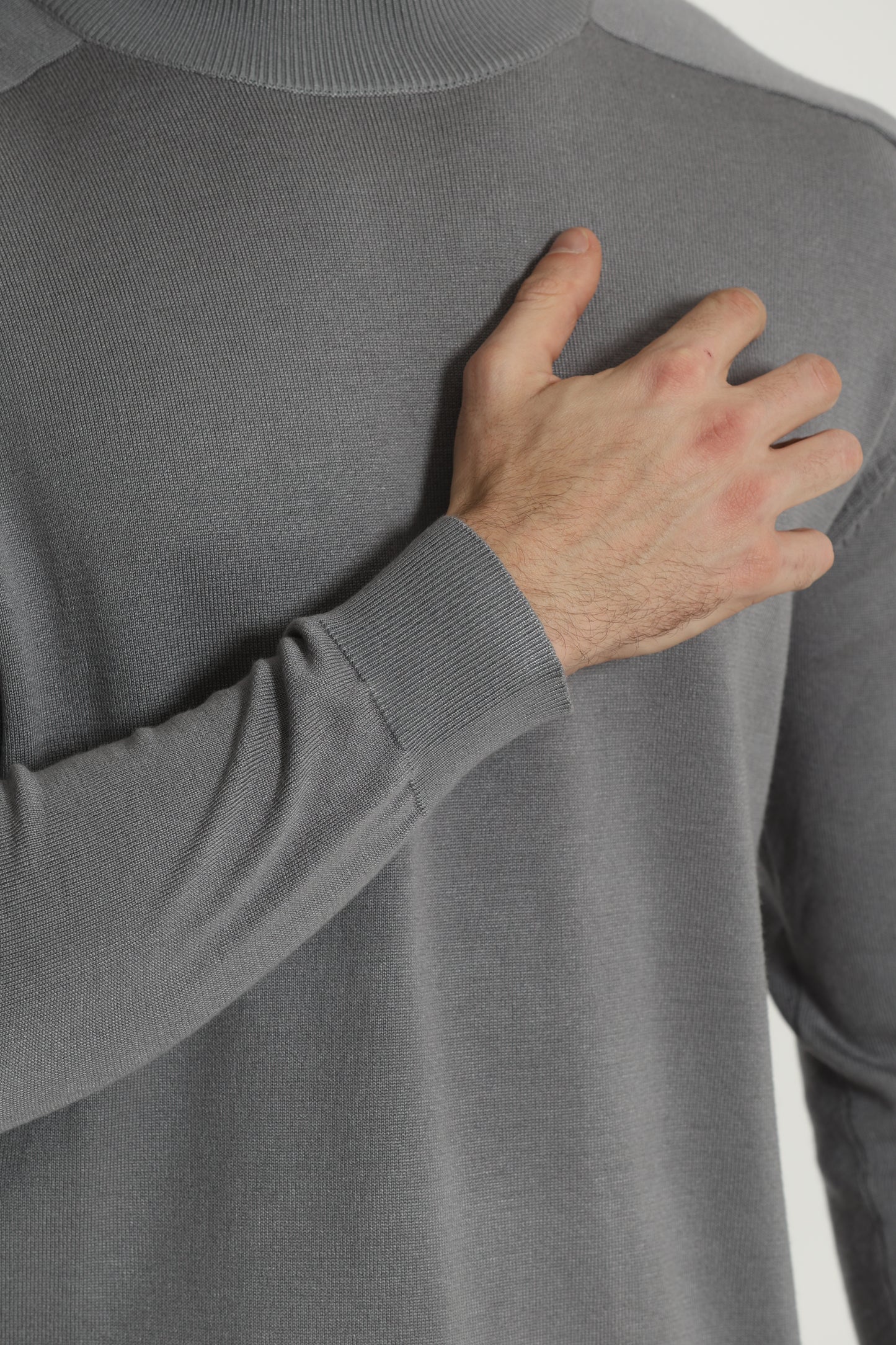 PULLOVER IN MAGLIA A MEZZO COLLO IN TINTA UNITA
