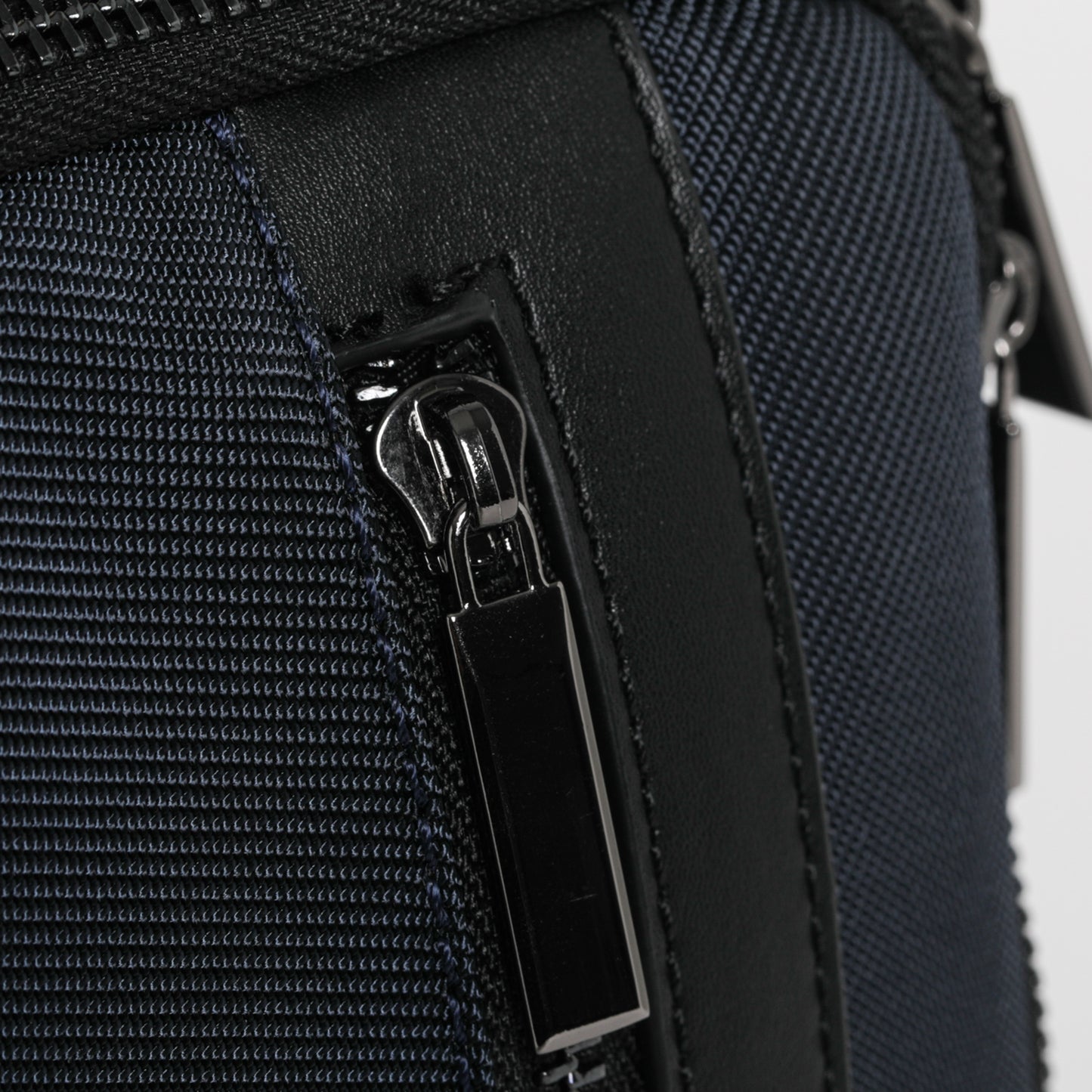 BORSA COMPUTER CON LOGO E DETTAGLI IN SIMILPELLE