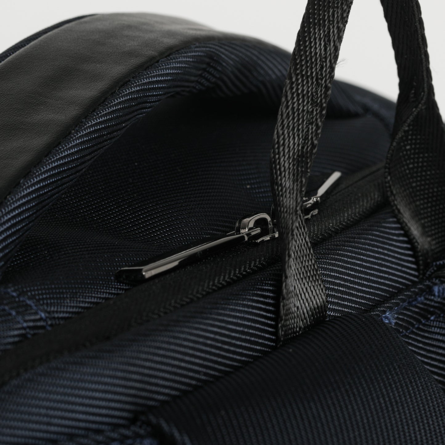 ZAINO CON LOGO E DETTAGLI IN SIMILPELLE