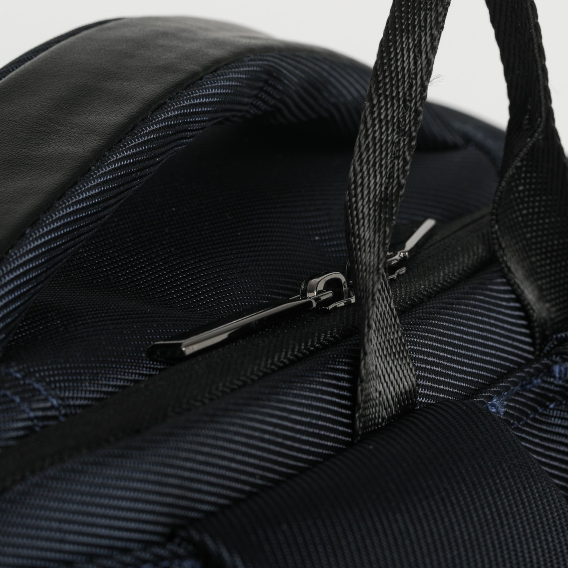 ZAINO CON LOGO E DETTAGLI IN SIMILPELLE