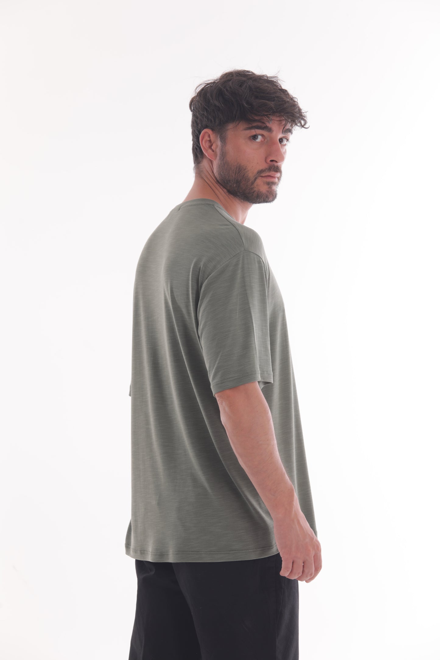 T-SHIRT BASIC CON TASCHINO